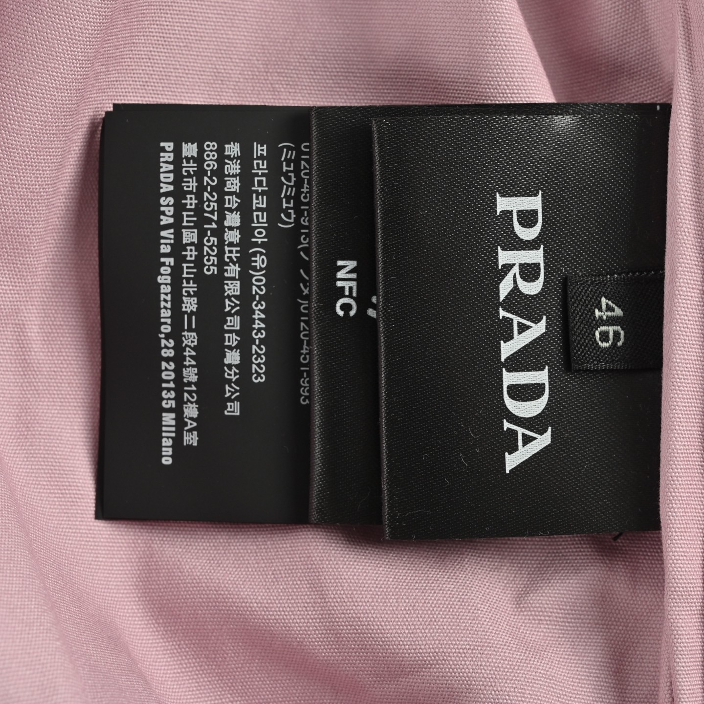 本地自取: 💰370
Prada/普拉达 25Fw 小标拼色夹克外套
双面双色 老干部 行政夹克,高质感穿搭还得是Prada,复古又清新的颜色,藏蓝色搭配墨绿色,卡其色搭配水蓝色,烟灰色搭配淡粉色
胸口采用简洁的小logo设计
Size:46-52