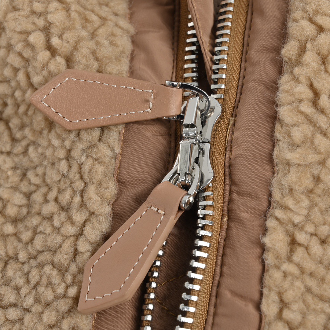 Burberry /巴宝莉 22Fw 重叠字母羊羔绒外套