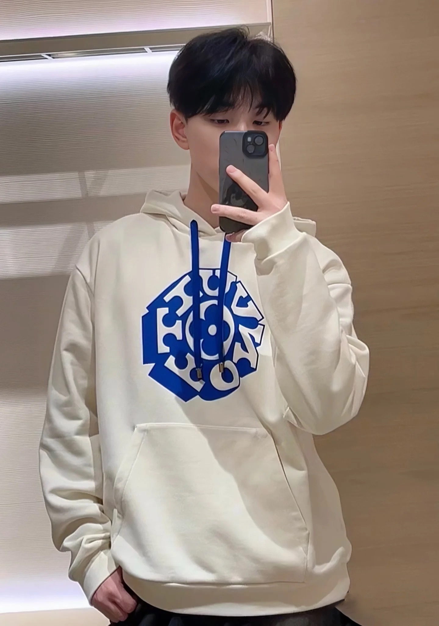 #Louis Vuitton/路易威登 25Fw 立体花卉字母印花连帽卫衣上身效果