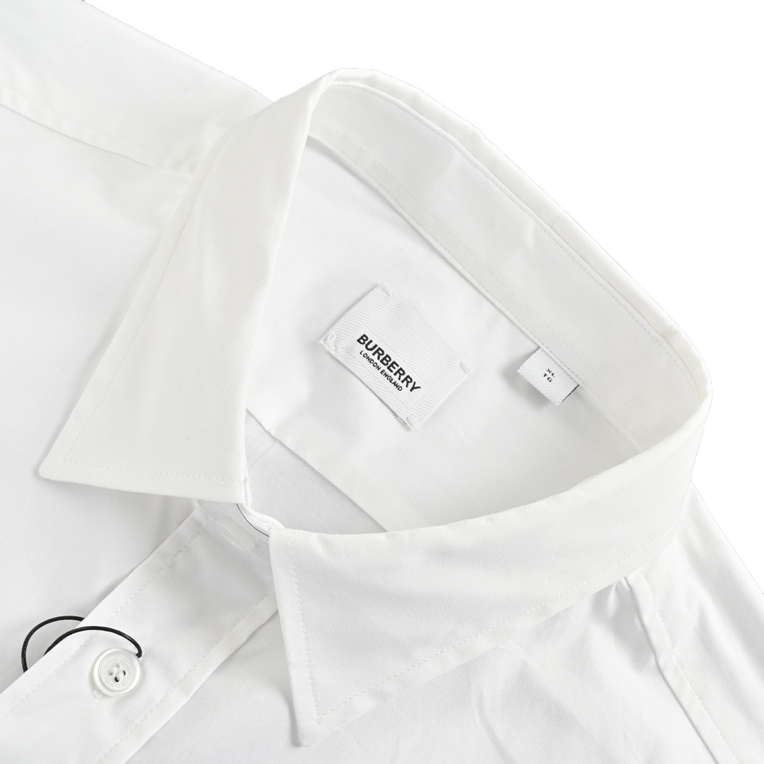 本地自取:💰240
Burberry/巴宝莉 经典刺绣TB小标衬衫
-黑字衬衫白
经典的版型裁剪设计 此款的裁剪延续了之前最为火爆的宽松衬衫版型解构 每一处的裁剪都经过无数次的调整与试穿 定制轻磅高针数薄款面料 由棉制成的平纹天然面料 由非常高的线数制成使其面料更加柔软 手感柔软平滑 全工序采用进口缝纫设备制作 针距细密 走线整齐 高品质制作技术 制作过程缓慢 品质层层把关 扣子采用透明琉璃扣子 细节还原 定制辅料三标 无论商务 休闲 高街还是日常穿搭 都会显得相当个性时尚 满足你所有的场合需求
Size:M-XXL