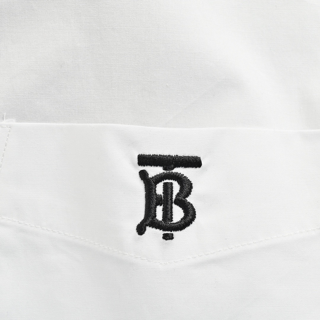 本地自取:💰240
Burberry/巴宝莉 经典刺绣TB小标衬衫
-黑字衬衫白
经典的版型裁剪设计 此款的裁剪延续了之前最为火爆的宽松衬衫版型解构 每一处的裁剪都经过无数次的调整与试穿 定制轻磅高针数薄款面料 由棉制成的平纹天然面料 由非常高的线数制成使其面料更加柔软 手感柔软平滑 全工序采用进口缝纫设备制作 针距细密 走线整齐 高品质制作技术 制作过程缓慢 品质层层把关 扣子采用透明琉璃扣子 细节还原 定制辅料三标 无论商务 休闲 高街还是日常穿搭 都会显得相当个性时尚 满足你所有的场合需求
Size:M-XXL