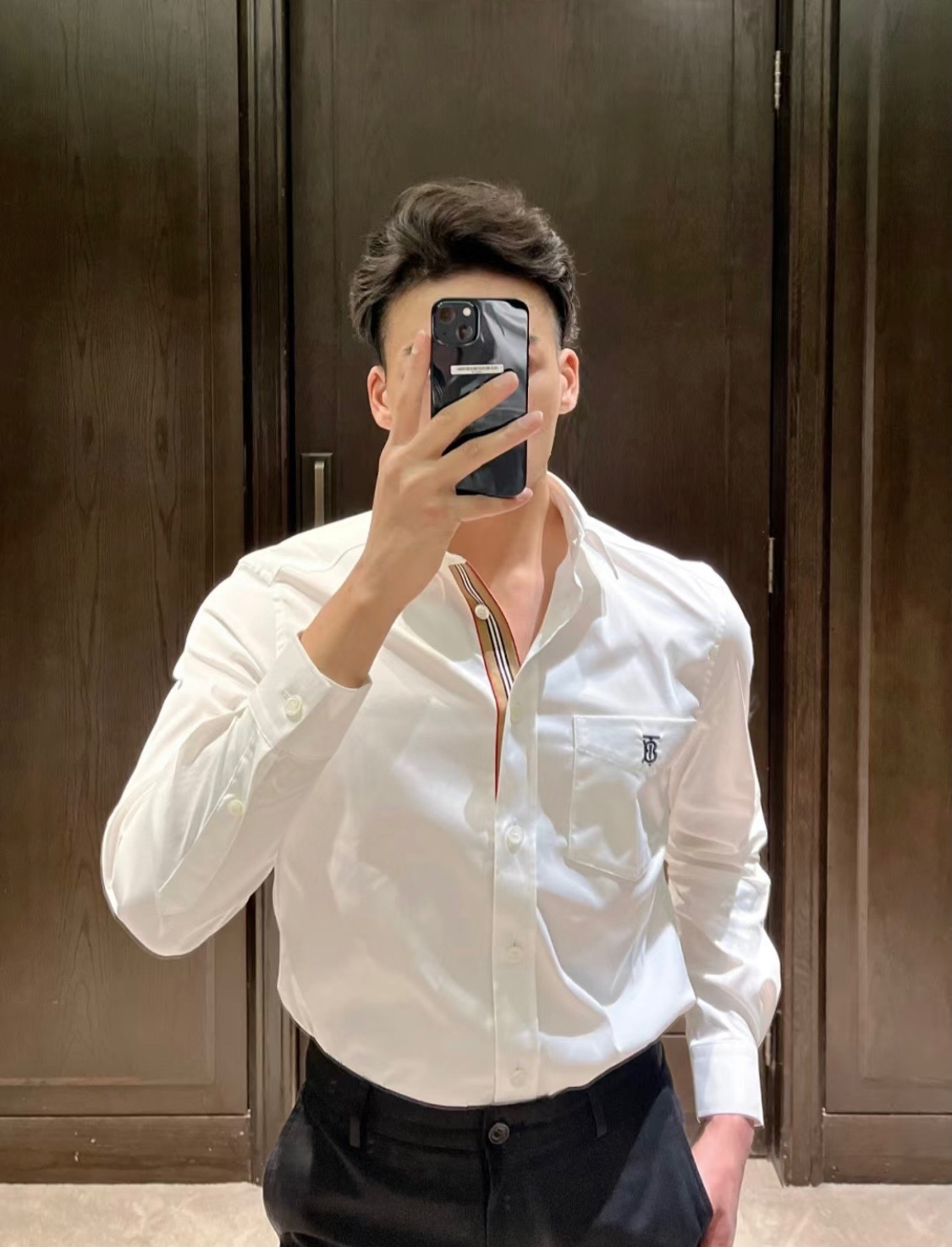 #Burberry/巴宝莉 经典刺绣TB小标衬衫上身效果