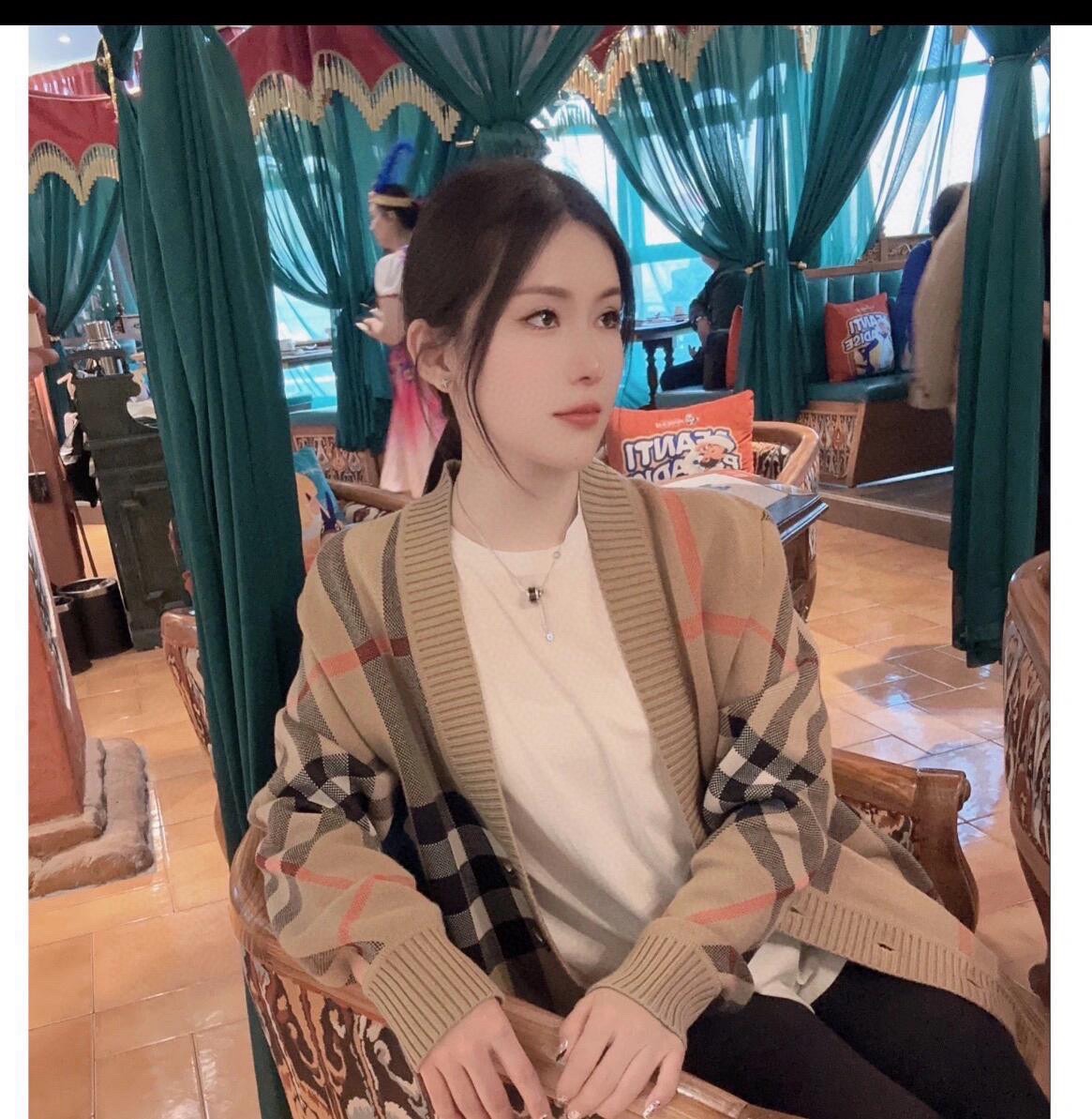 #Burberry/巴宝莉 经典大格纹开衫毛衣上身效果