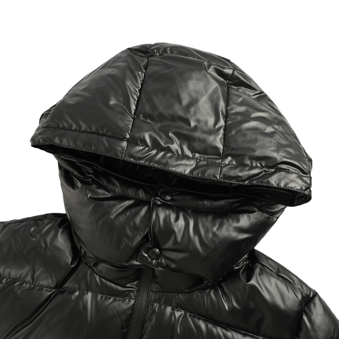 本地自取: Prada/普拉达 24Fw 拉链口袋三角标羽绒服 此款廓形丰满的羽绒外套采用Linea rossa独特的双层轻质粘合尼龙面料打造,搭配连帽衣领、直裁衣袖和正面拉链拉合,与横向绗缝,元素和下摆弹力束绳共同塑造鲜明廓形,轻质粘合尼龙科技面料具有防风、耐磨、防水和透气等,高科技性能,是一款多功能科技面料,衬里采用精细密实的可再生微纤维面料打造,触感轻盈,柔软,鹅绒和 Graphene加衬有助于调节体温,别具功能性,鸭绒材质赋予加衬填料更加轻盈的特色,提升服装的保温性能