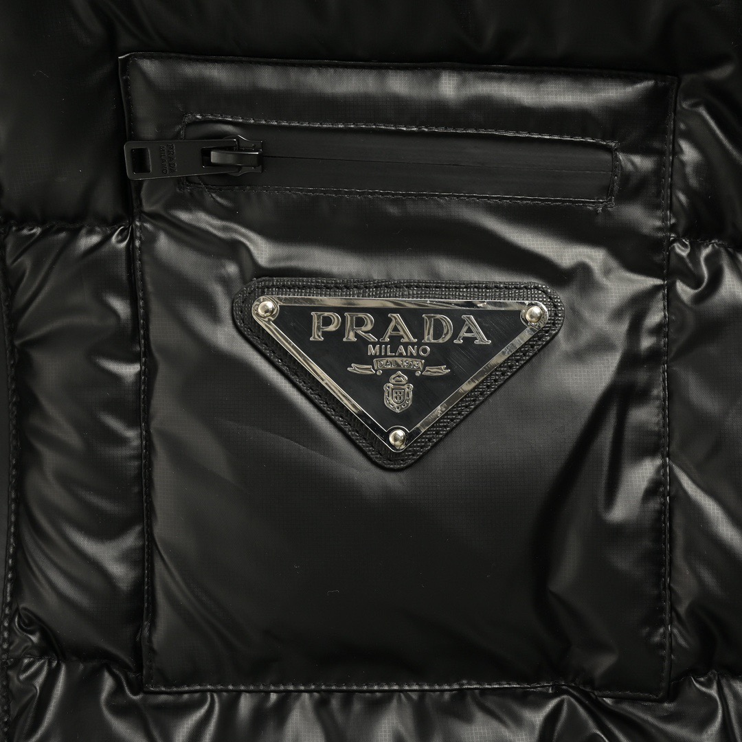 Prada/普拉达 24Fw 拉链口袋三角标羽绒服