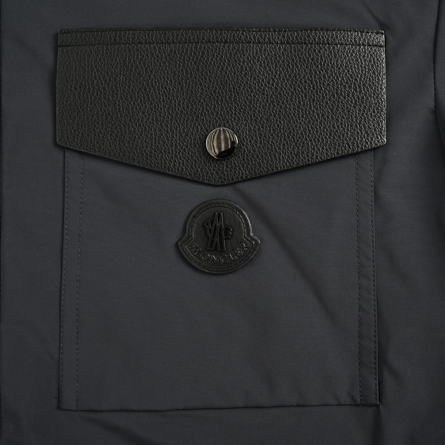 Moncler/蒙口 25Fw 口袋徽标连帽羽绒服 MONCLER连帽夹克式羽绒服