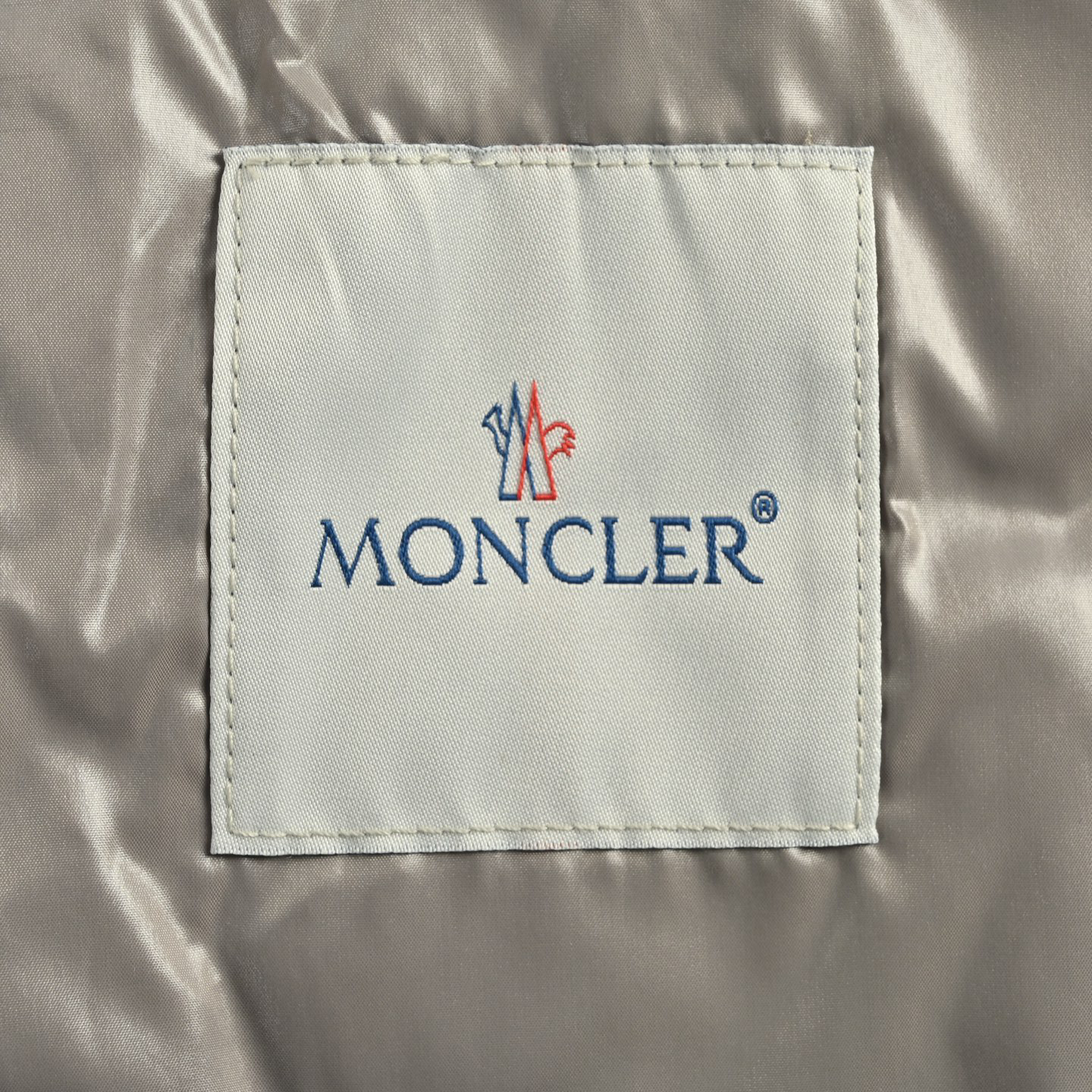 Moncler/蒙口 简约大口袋立领轻薄羽绒服 简约大口袋素款 秋冬新款羽绒服 白鹅绒羽绒填充实