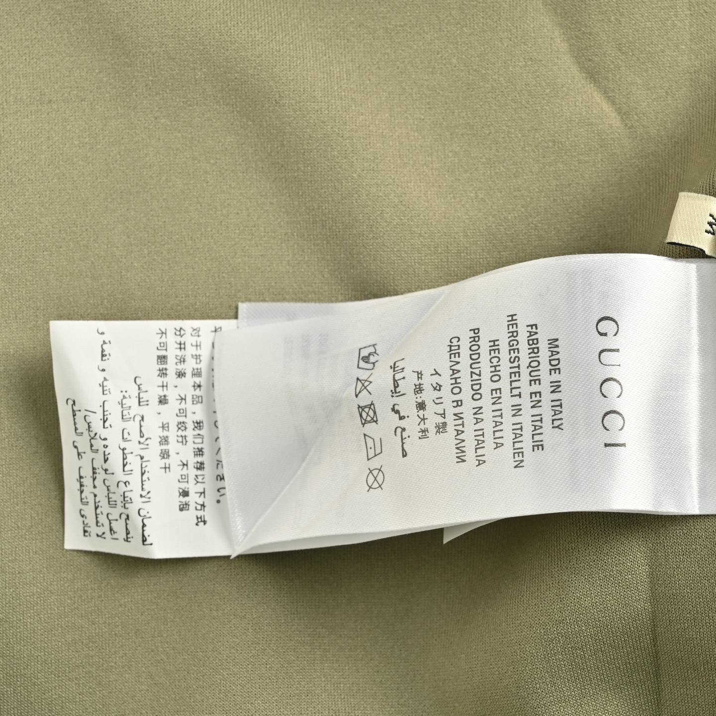 本地自取：💰230
Gucci/古驰 25Fw 小标刺绣空气棉拉链外套
  采用480克纯棉双纱鱼鳞毛圈面料  
· 面部无尘烧毛工艺 底部吸毛 环保活性染 
· 进口田岛机器刺绣刺绣 字母
· 双针车线跨缝工艺
· 原版主唛水洗吊牌防潮纸包装
   颜色：灰色、黑色、抹茶色
   Size:S-XL