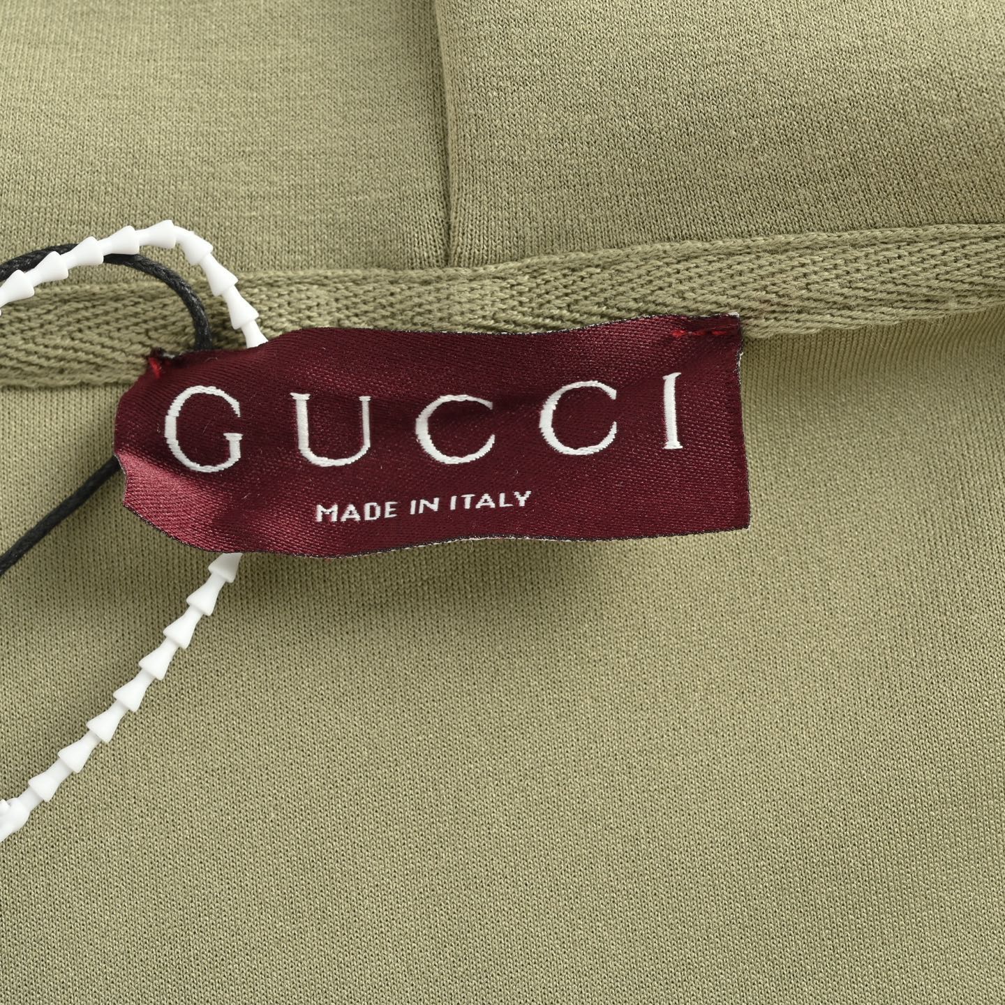 本地自取：💰230
Gucci/古驰 25Fw 小标刺绣空气棉拉链外套
  采用480克纯棉双纱鱼鳞毛圈面料  
· 面部无尘烧毛工艺 底部吸毛 环保活性染 
· 进口田岛机器刺绣刺绣 字母
· 双针车线跨缝工艺
· 原版主唛水洗吊牌防潮纸包装
   颜色：灰色、黑色、抹茶色
   Size:S-XL