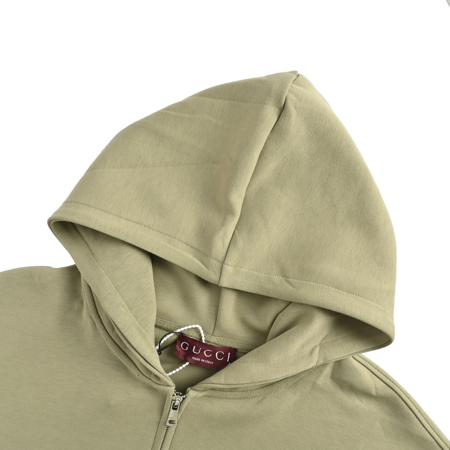 本地自取：💰230
Gucci/古驰 25Fw 小标刺绣空气棉拉链外套
  采用480克纯棉双纱鱼鳞毛圈面料  
· 面部无尘烧毛工艺 底部吸毛 环保活性染 
· 进口田岛机器刺绣刺绣 字母
· 双针车线跨缝工艺
· 原版主唛水洗吊牌防潮纸包装
   颜色：灰色、黑色、抹茶色
   Size:S-XL