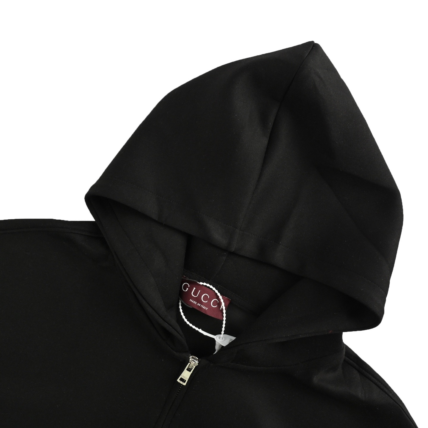 本地自取：💰230
Gucci/古驰 25Fw 小标刺绣空气棉拉链外套
  采用480克纯棉双纱鱼鳞毛圈面料  
· 面部无尘烧毛工艺 底部吸毛 环保活性染 
· 进口田岛机器刺绣刺绣 字母
· 双针车线跨缝工艺
· 原版主唛水洗吊牌防潮纸包装
   颜色：灰色、黑色、抹茶色
   Size:S-XL