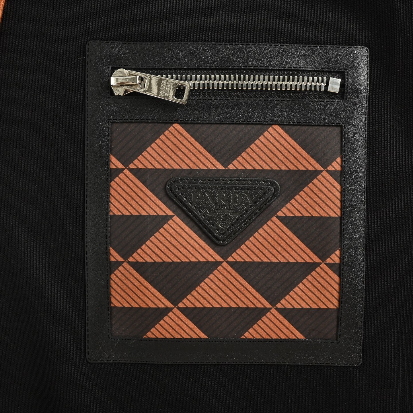 Prada 普拉达 25Fw 三角标拉链假口袋连帽卫衣