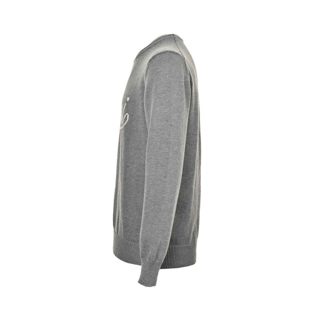 本地自取：💰260
Gucci/古驰 24Fw 草写签名字母提花圆领毛衣
奥全新套装让人联想起正装剪裁制服，这些外套和针织服饰以棉质或针织面料匠心打造，缀饰精致而不失内敛的细节和各种品牌标识，适合乍暖还寒的换季时节穿着。这款常规版型针织套衫以灰色羊毛匠心打造，缀饰撞色手写体GC标识嵌花，尽显别致魅力 ，男女同款
Size:XS-L