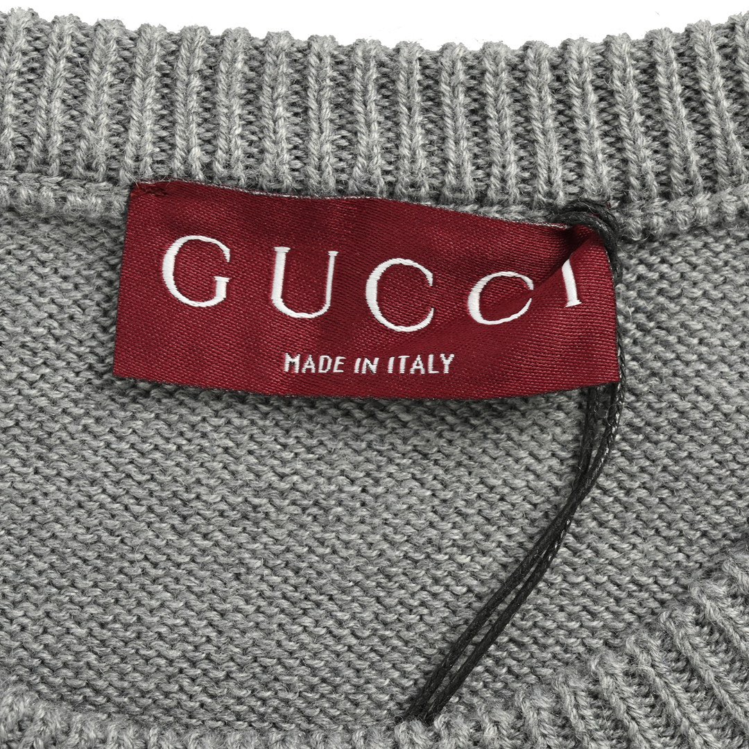 本地自取：💰260
Gucci/古驰 24Fw 草写签名字母提花圆领毛衣
奥全新套装让人联想起正装剪裁制服，这些外套和针织服饰以棉质或针织面料匠心打造，缀饰精致而不失内敛的细节和各种品牌标识，适合乍暖还寒的换季时节穿着。这款常规版型针织套衫以灰色羊毛匠心打造，缀饰撞色手写体GC标识嵌花，尽显别致魅力 ，男女同款
Size:XS-L