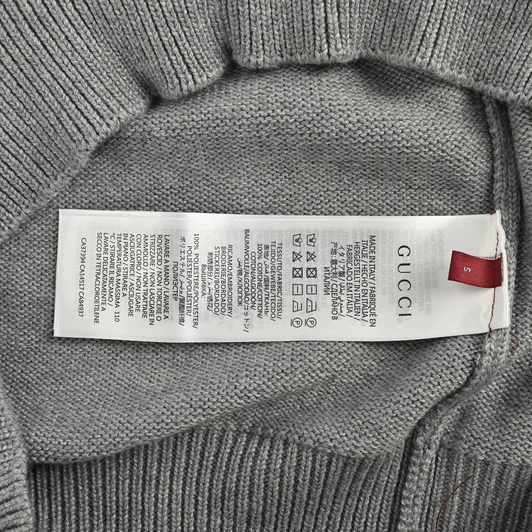 本地自取：💰260
Gucci/古驰 24Fw 草写签名字母提花圆领毛衣
奥全新套装让人联想起正装剪裁制服，这些外套和针织服饰以棉质或针织面料匠心打造，缀饰精致而不失内敛的细节和各种品牌标识，适合乍暖还寒的换季时节穿着。这款常规版型针织套衫以灰色羊毛匠心打造，缀饰撞色手写体GC标识嵌花，尽显别致魅力 ，男女同款
Size:XS-L