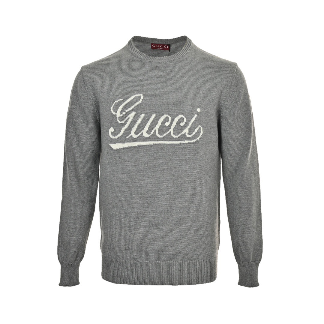 本地自取：💰260
Gucci/古驰 24Fw 草写签名字母提花圆领毛衣
奥全新套装让人联想起正装剪裁制服，这些外套和针织服饰以棉质或针织面料匠心打造，缀饰精致而不失内敛的细节和各种品牌标识，适合乍暖还寒的换季时节穿着。这款常规版型针织套衫以灰色羊毛匠心打造，缀饰撞色手写体GC标识嵌花，尽显别致魅力 ，男女同款
Size:XS-L