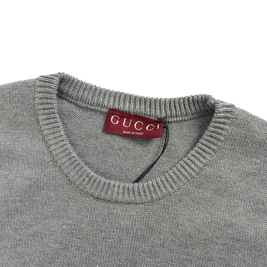 本地自取：💰260
Gucci/古驰 24Fw 草写签名字母提花圆领毛衣
奥全新套装让人联想起正装剪裁制服，这些外套和针织服饰以棉质或针织面料匠心打造，缀饰精致而不失内敛的细节和各种品牌标识，适合乍暖还寒的换季时节穿着。这款常规版型针织套衫以灰色羊毛匠心打造，缀饰撞色手写体GC标识嵌花，尽显别致魅力 ，男女同款
Size:XS-L