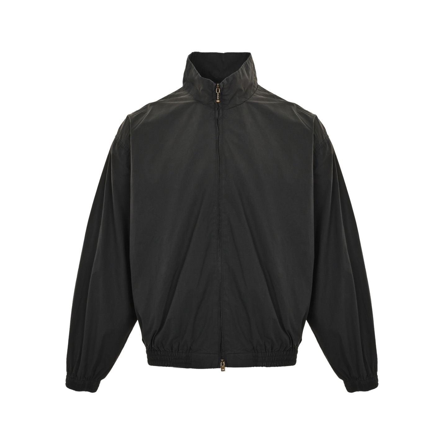 本地自取:💰300
Acne Studios 1996做旧字母印花夹克外套
黑白两个颜色全部购入原版开发,光买一个颜色是根本做不出来,因为黑白两个颜色的成衣处理工艺完全不同,表面面料采用100D全棉平纹面料,里布采用弹力网眼布,具有吸湿排汗功能,黑白都是各500米起订量,必须定织定染,否则不可能颜色一样,开模定制Lampo铜质拉链,开模费用相当高昂,并且后续还需要经过做旧处理,金属质感满满,拉头上全部带有Acne刻字logo,印花部分虽然看起来是一套色胶浆,但是字母里的细节网点部分非常难处理,需要画稿师傅一点一点抠细节调整处理,并且需要保证极高的牢度采用特种浆料,因为后续有多重水洗喷色工艺,关于成衣后道处理工艺,白色夹克需要先染色至原版一样的底色然后再喷涂上半部分的颜色,非常难把控,注意白色不是喷马骝,黑色夹克才是在上半部分喷马骝形成轻微的做旧感,定制辅料三标出品,男女同款
Size:42-48