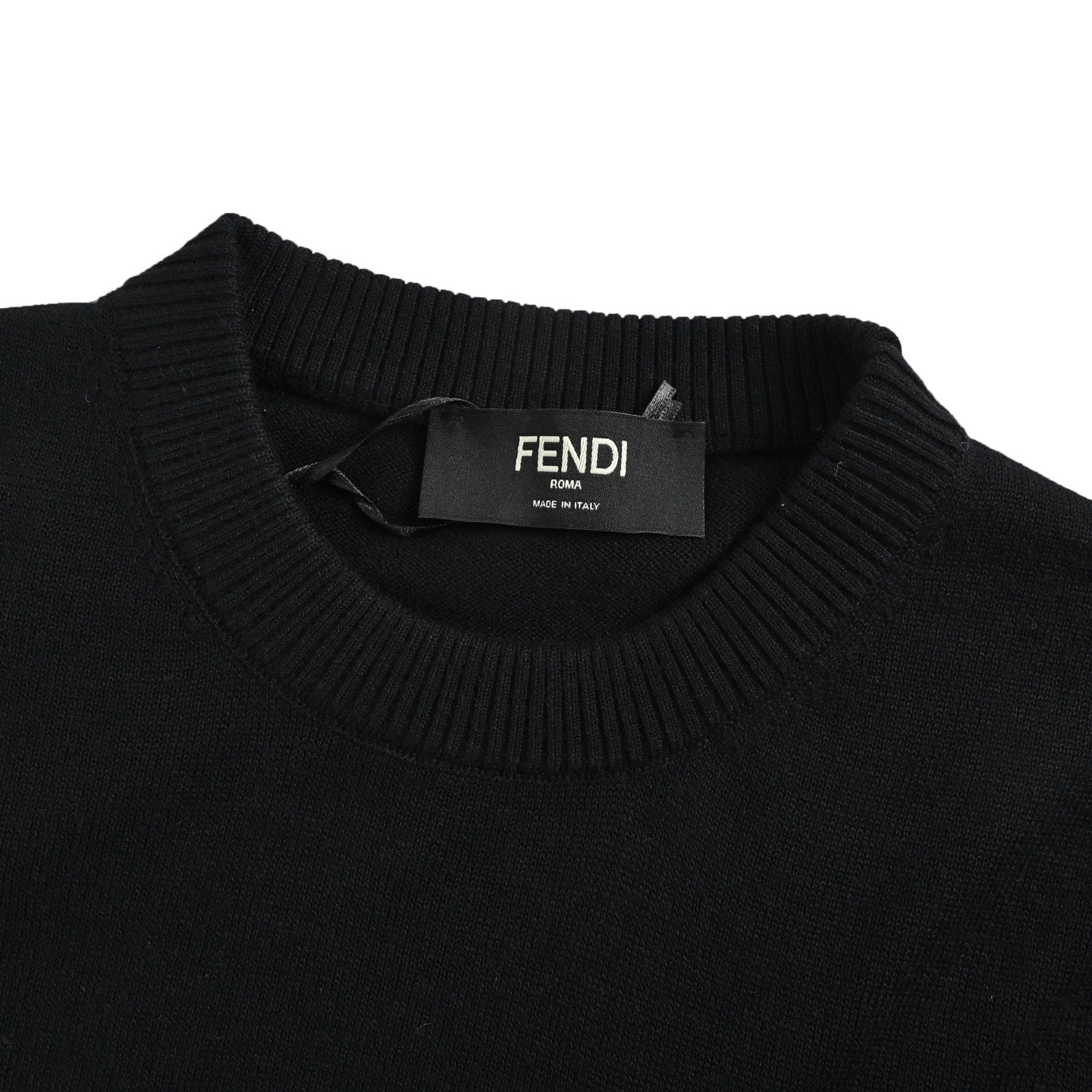 本地自取：💰260
Fendi/芬迪 25FF 口袋FF压花浮雕毛衣
Fendi这款黑色羊毛混纺毛衣，柔软亲肤，穿着超舒服!胸前FF拉链口袋设计，压花FF图案超有辨识度，时髦又百搭艹。无论单穿还是内搭都很出彩，
Size:48-54