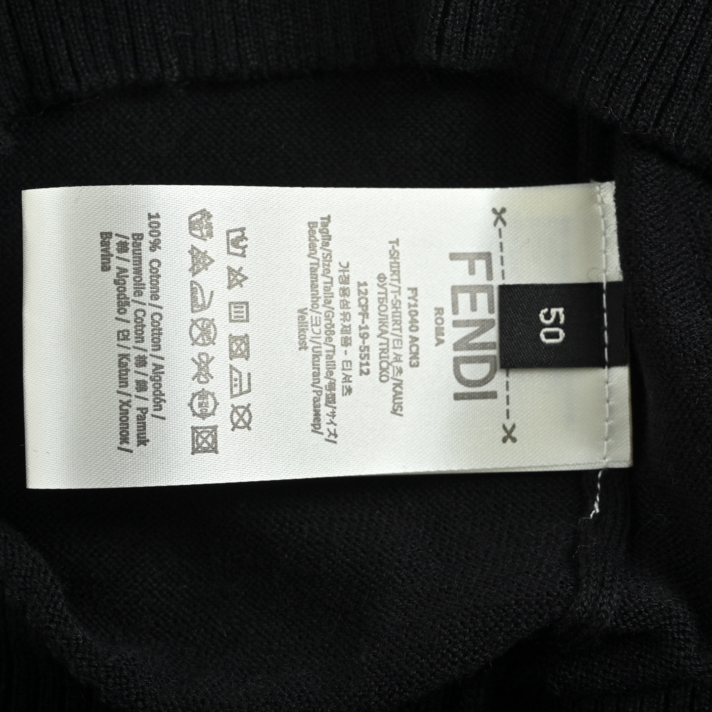 本地自取：💰260
Fendi/芬迪 25FF 口袋FF压花浮雕毛衣
Fendi这款黑色羊毛混纺毛衣，柔软亲肤，穿着超舒服!胸前FF拉链口袋设计，压花FF图案超有辨识度，时髦又百搭艹。无论单穿还是内搭都很出彩，
Size:48-54