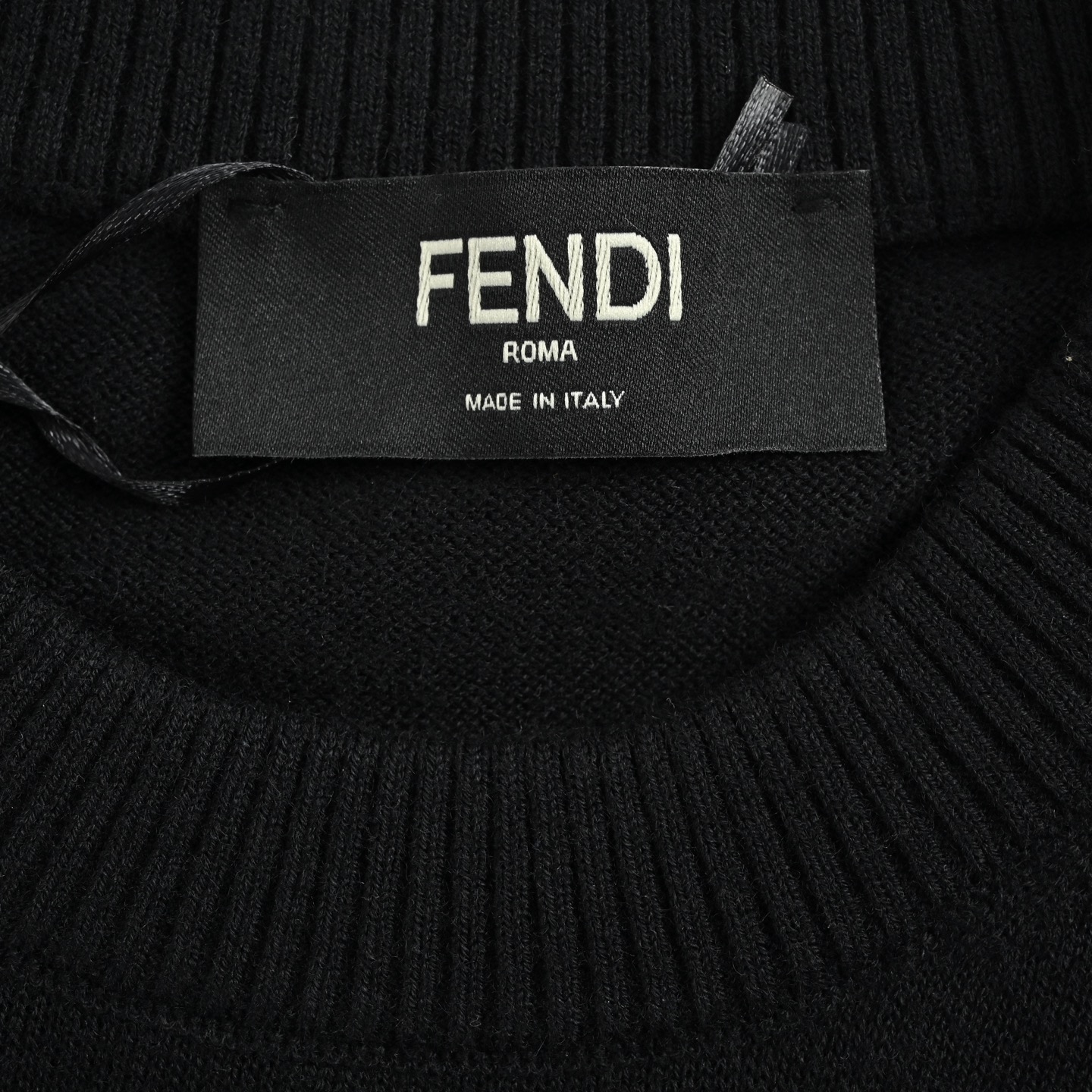 本地自取：💰260
Fendi/芬迪 25FF 口袋FF压花浮雕毛衣
Fendi这款黑色羊毛混纺毛衣，柔软亲肤，穿着超舒服!胸前FF拉链口袋设计，压花FF图案超有辨识度，时髦又百搭艹。无论单穿还是内搭都很出彩，
Size:48-54