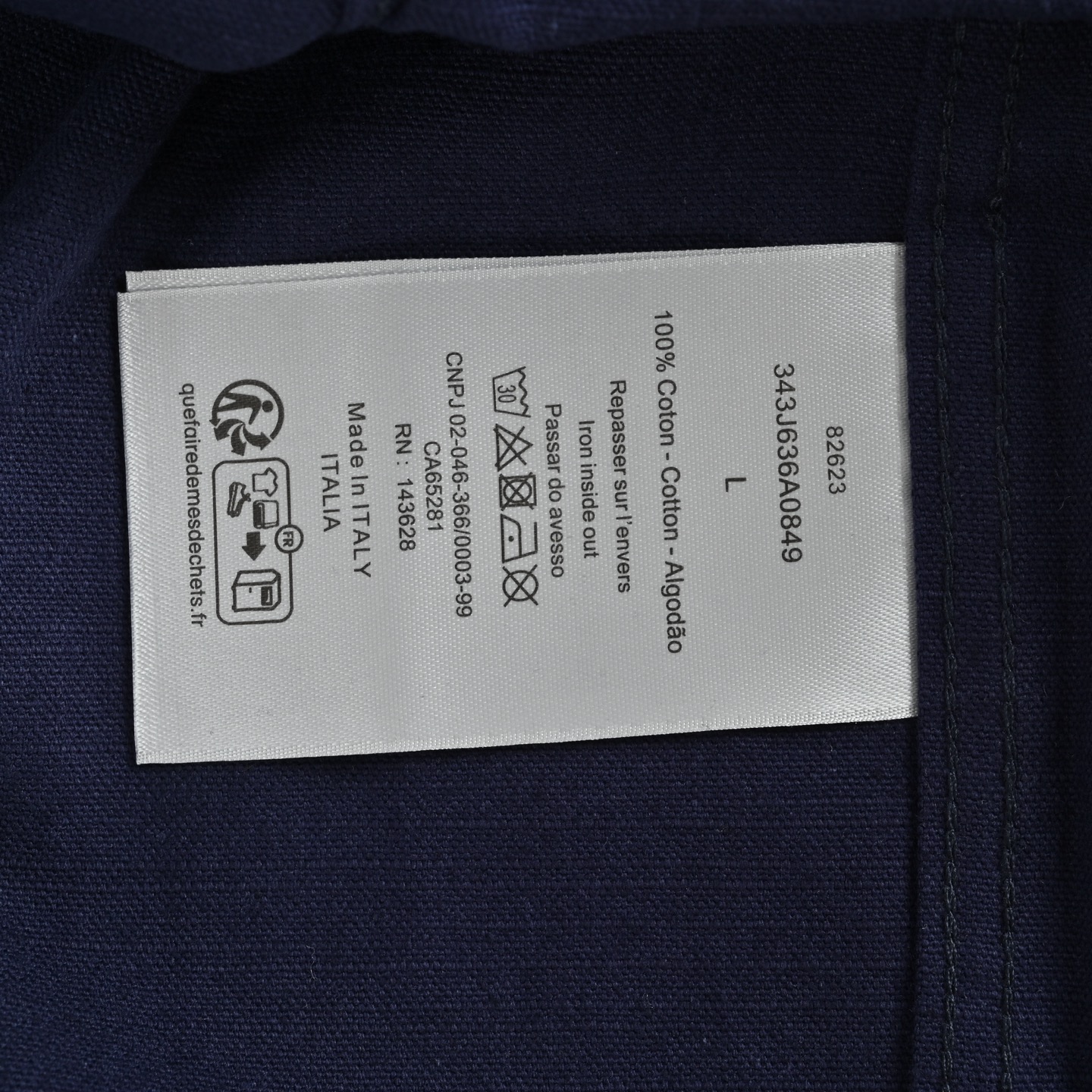 本地自取:💰260
Dior/迪奥 25Fw 联名款刺绣徽标帆布衬衫外套
定制定染灰蓝古法密织厚棉,进口机刺绣工艺实现刺绣作业,精度高,线条流畅而细腻,人体学立体裁剪,做工复杂、繁琐、时效慢、损耗高,电解深蓝➕石磨酵洗工艺,优先利用电化学反应来改变织物的色彩,再通过研磨机将织物与研磨剂混合,并利用热水进行清洗以达到特定的洗涤效果,定制辅料,宽松版型
Size:S-XL