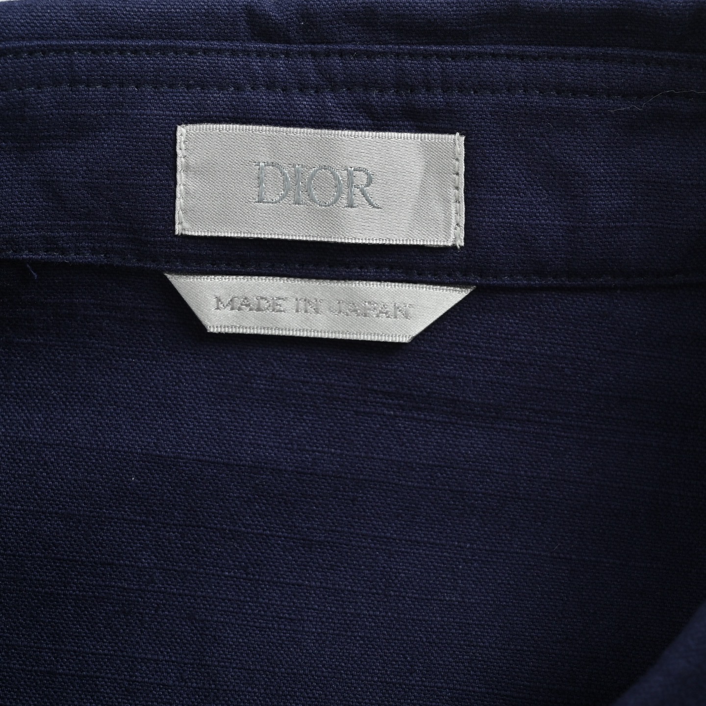 本地自取:💰260
Dior/迪奥 25Fw 联名款刺绣徽标帆布衬衫外套
定制定染灰蓝古法密织厚棉,进口机刺绣工艺实现刺绣作业,精度高,线条流畅而细腻,人体学立体裁剪,做工复杂、繁琐、时效慢、损耗高,电解深蓝➕石磨酵洗工艺,优先利用电化学反应来改变织物的色彩,再通过研磨机将织物与研磨剂混合,并利用热水进行清洗以达到特定的洗涤效果,定制辅料,宽松版型
Size:S-XL