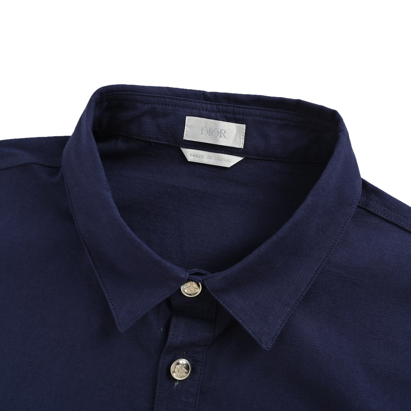 本地自取:💰260
Dior/迪奥 25Fw 联名款刺绣徽标帆布衬衫外套
定制定染灰蓝古法密织厚棉,进口机刺绣工艺实现刺绣作业,精度高,线条流畅而细腻,人体学立体裁剪,做工复杂、繁琐、时效慢、损耗高,电解深蓝➕石磨酵洗工艺,优先利用电化学反应来改变织物的色彩,再通过研磨机将织物与研磨剂混合,并利用热水进行清洗以达到特定的洗涤效果,定制辅料,宽松版型
Size:S-XL