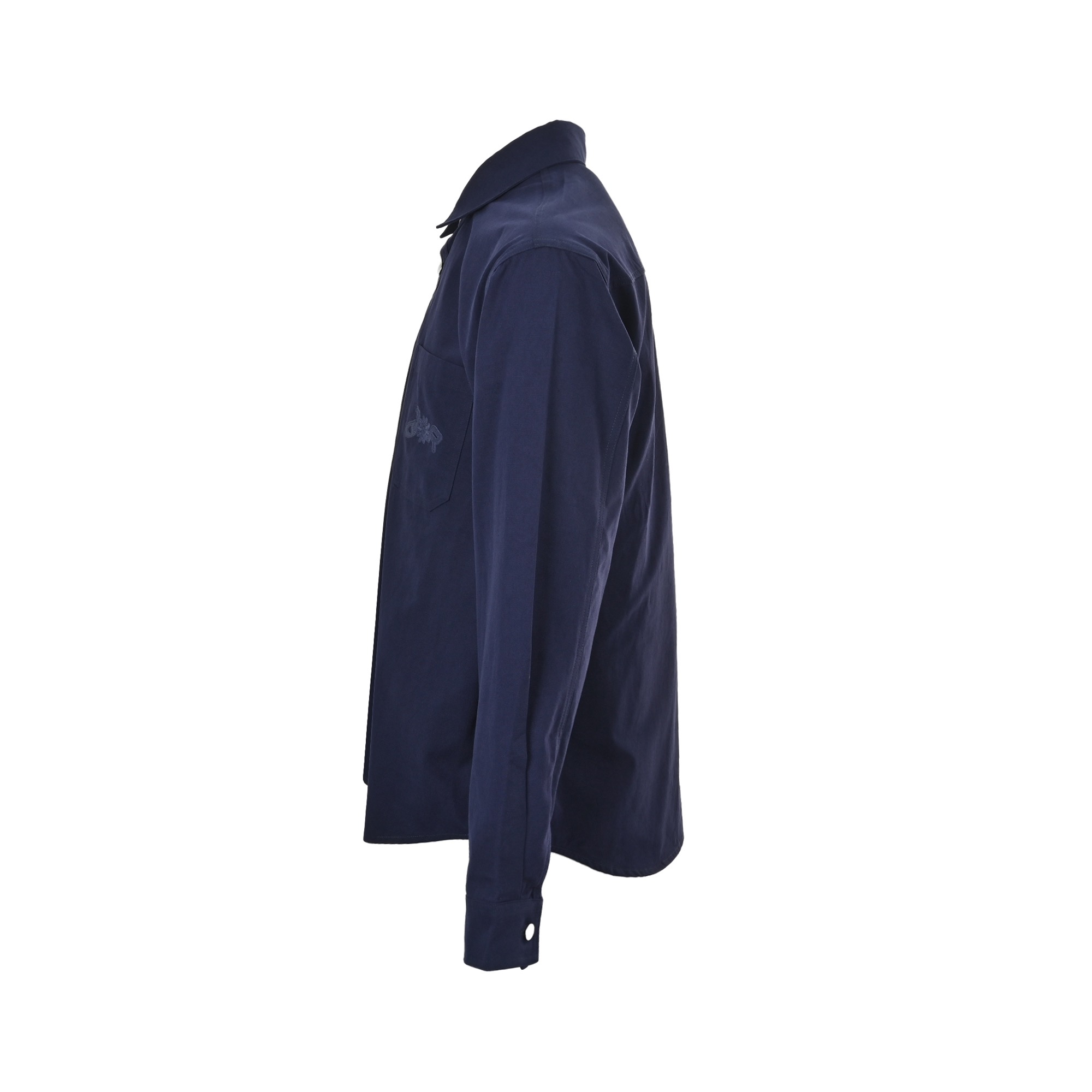 本地自取:💰260
Dior/迪奥 25Fw 联名款刺绣徽标帆布衬衫外套
定制定染灰蓝古法密织厚棉,进口机刺绣工艺实现刺绣作业,精度高,线条流畅而细腻,人体学立体裁剪,做工复杂、繁琐、时效慢、损耗高,电解深蓝➕石磨酵洗工艺,优先利用电化学反应来改变织物的色彩,再通过研磨机将织物与研磨剂混合,并利用热水进行清洗以达到特定的洗涤效果,定制辅料,宽松版型
Size:S-XL