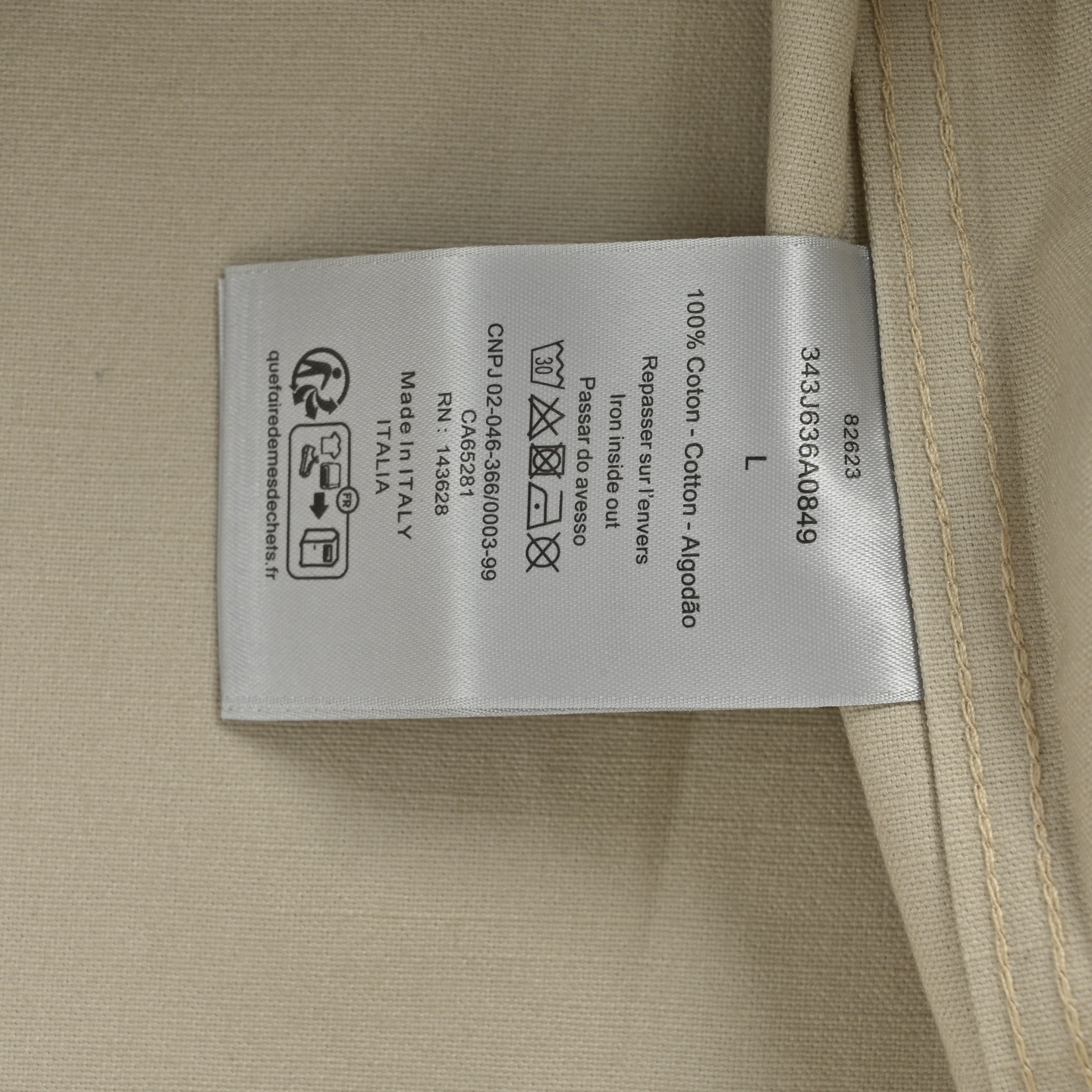 本地自取:💰260
Dior/迪奥 25Fw 联名款刺绣徽标帆布衬衫外套
定制定染灰蓝古法密织厚棉,进口机刺绣工艺实现刺绣作业,精度高,线条流畅而细腻,人体学立体裁剪,做工复杂、繁琐、时效慢、损耗高,电解深蓝➕石磨酵洗工艺,优先利用电化学反应来改变织物的色彩,再通过研磨机将织物与研磨剂混合,并利用热水进行清洗以达到特定的洗涤效果,定制辅料,宽松版型
Size:S-XL