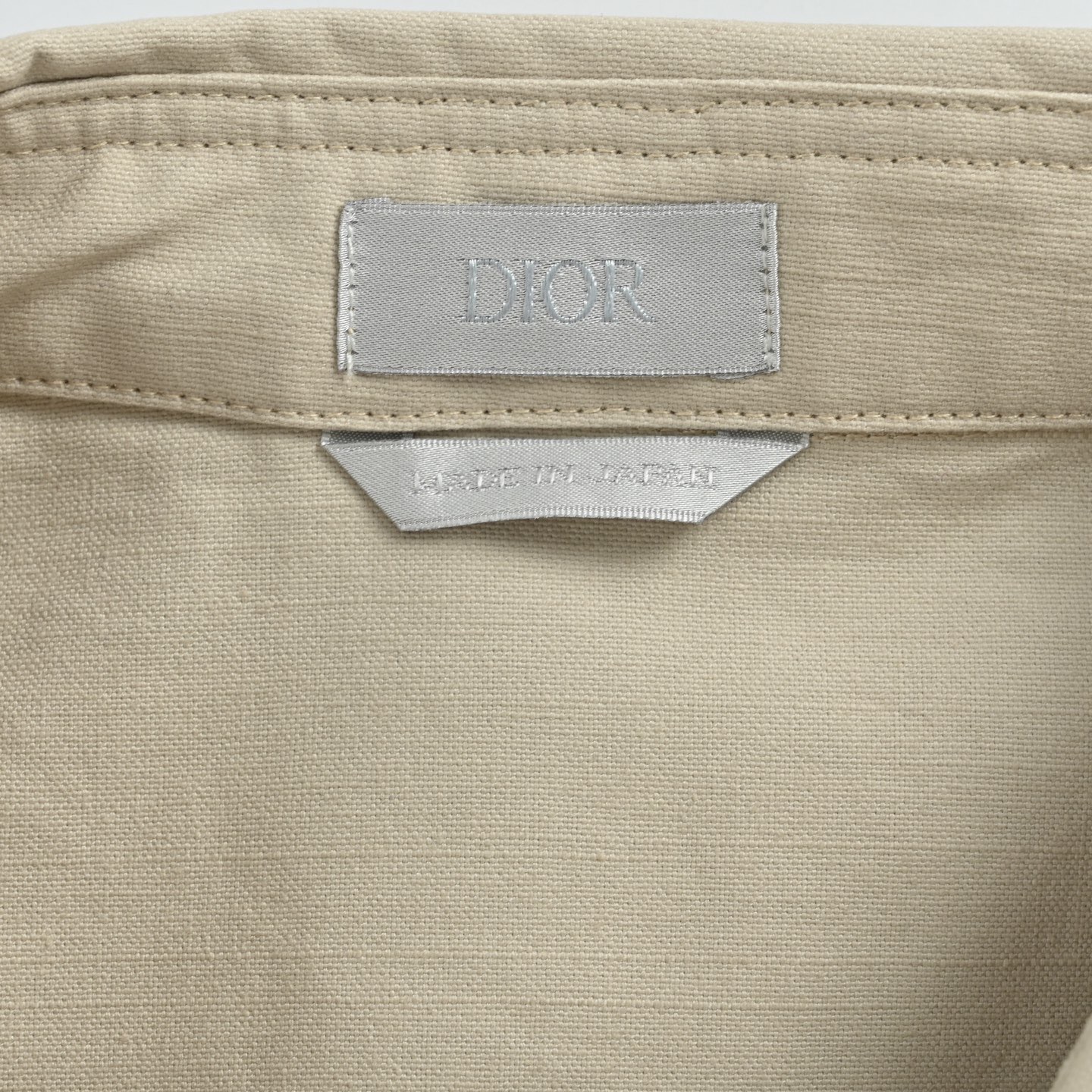 本地自取:💰260
Dior/迪奥 25Fw 联名款刺绣徽标帆布衬衫外套
定制定染灰蓝古法密织厚棉,进口机刺绣工艺实现刺绣作业,精度高,线条流畅而细腻,人体学立体裁剪,做工复杂、繁琐、时效慢、损耗高,电解深蓝➕石磨酵洗工艺,优先利用电化学反应来改变织物的色彩,再通过研磨机将织物与研磨剂混合,并利用热水进行清洗以达到特定的洗涤效果,定制辅料,宽松版型
Size:S-XL