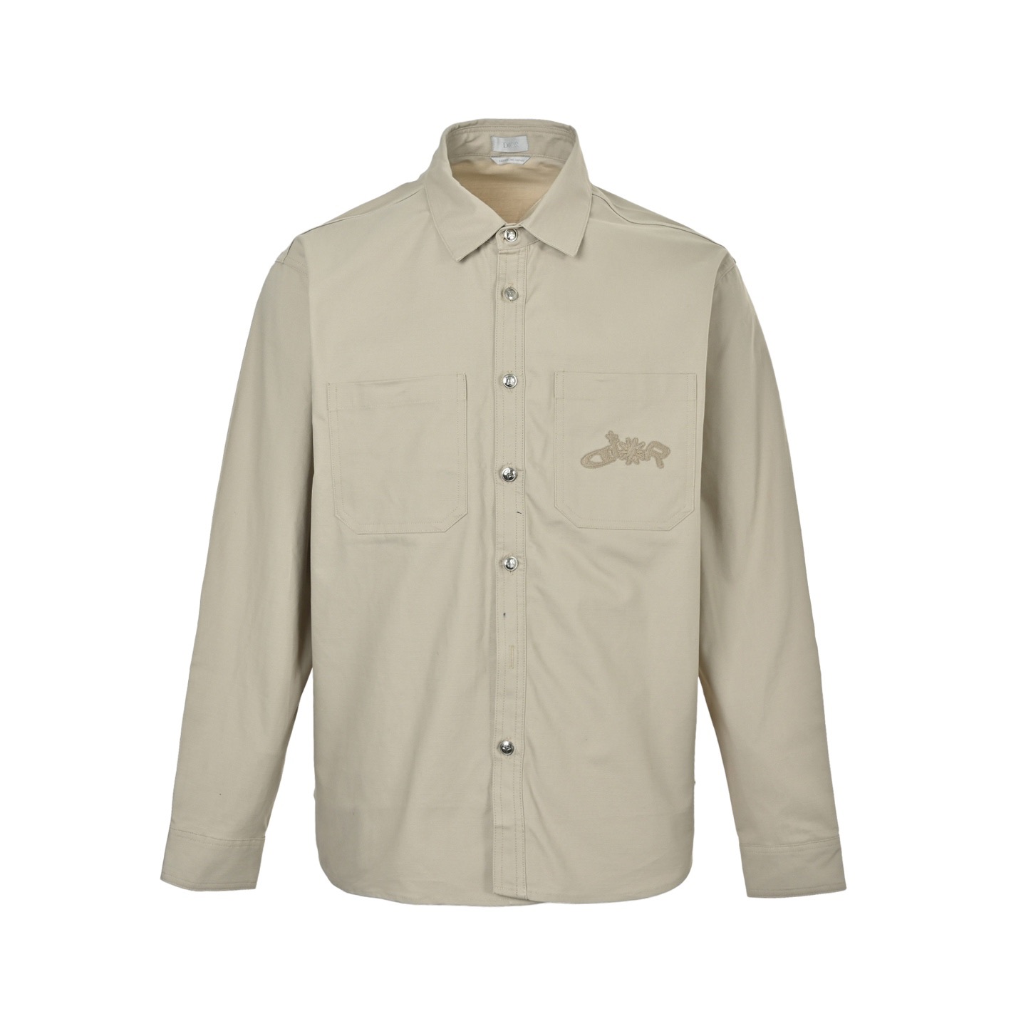 本地自取：💰260
Dior/迪奥 25Fw 联名款刺绣徽标帆布衬衫外套
定制定染灰蓝古法密织厚棉，进口机刺绣工艺实现刺绣作业，精度高，线条流畅而细腻，人体学立体裁剪，做工复杂、繁琐、时效慢、损耗高，电解深蓝➕石磨酵洗工艺，优先利用电化学反应来改变织物的色彩，再通过研磨机将织物与研磨剂混合，并利用热水进行清洗以达到特定的洗涤效果，定制辅料，宽松版型
Size:S-XL