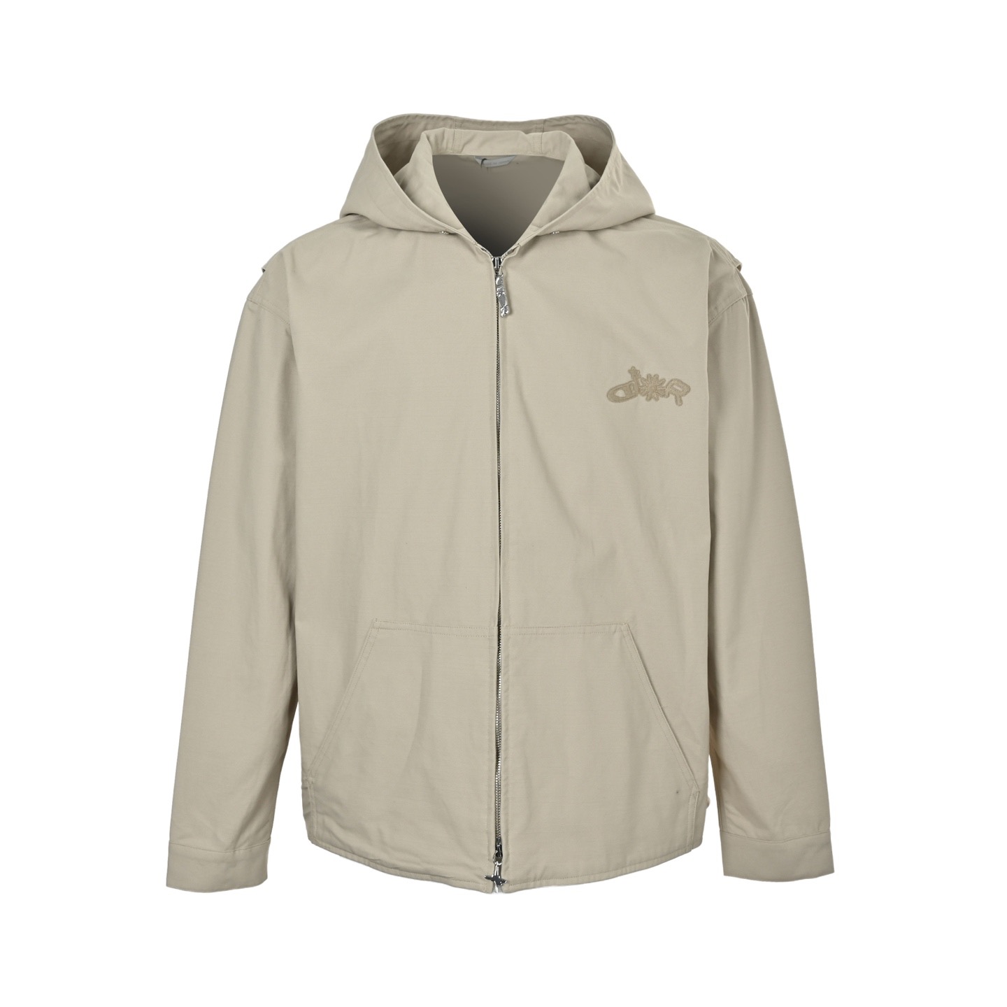 本地自取：💰280
Dior/迪奥 25Fw 联名款刺绣徽标帆布拉链连帽外套
定制定染灰蓝古法密织厚棉，进口机刺绣工艺实现刺绣作业，精度高，线条流畅而细腻，人体学立体裁剪，做工复杂、繁琐、时效慢、损耗高，电解深蓝➕石磨酵洗工艺，优先利用电化学反应来改变织物的色彩，再通过研磨机将织物与研磨剂混合，并利用热水进行清洗以达到特定的洗涤效果，定制辅料，宽松版型
Size:S-XL