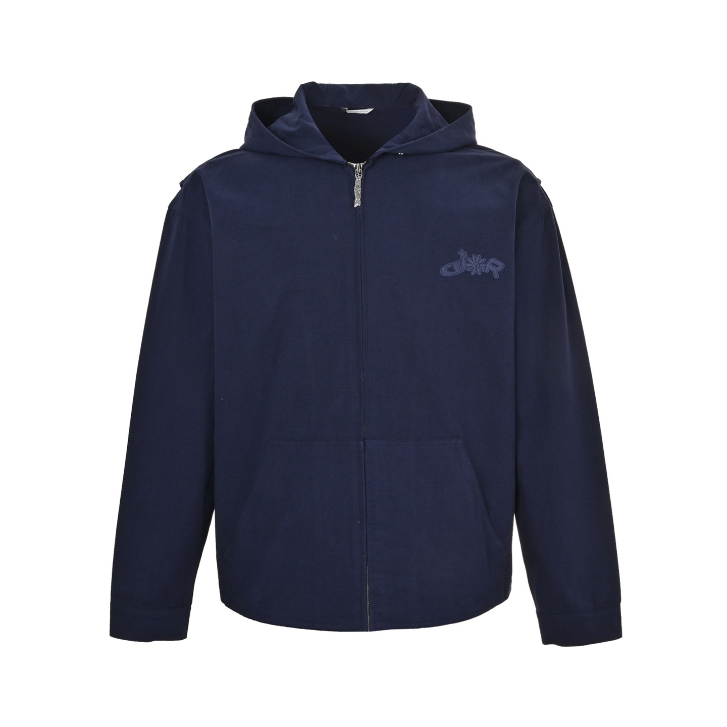 本地自取：💰280
Dior/迪奥 25Fw 联名款刺绣徽标帆布拉链连帽外套
定制定染灰蓝古法密织厚棉，进口机刺绣工艺实现刺绣作业，精度高，线条流畅而细腻，人体学立体裁剪，做工复杂、繁琐、时效慢、损耗高，电解深蓝➕石磨酵洗工艺，优先利用电化学反应来改变织物的色彩，再通过研磨机将织物与研磨剂混合，并利用热水进行清洗以达到特定的洗涤效果，定制辅料，宽松版型
Size:S-XL