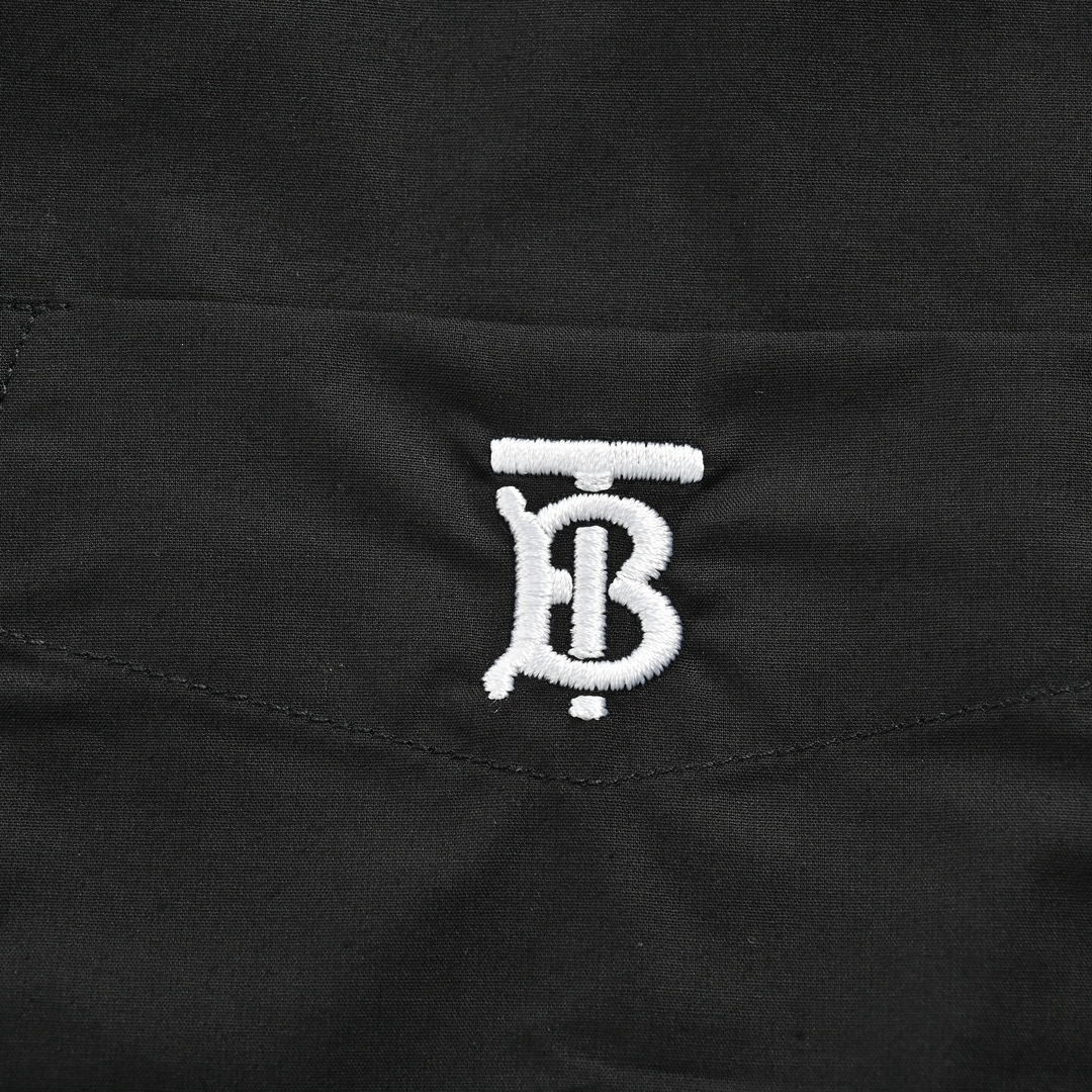 Burberry 巴宝莉 经典刺绣TB小标衬衫 白字衬衫黑-Chinese UA Cheap High Quatity Brand Clothes Bags handbags Sneakers wholesale wholesaler seller from China Factory suppliers Fashion Clothing Shoes best Quality Beautiful Price Burberry 巴宝莉 经典刺绣TB小标衬衫 白字衬衫黑