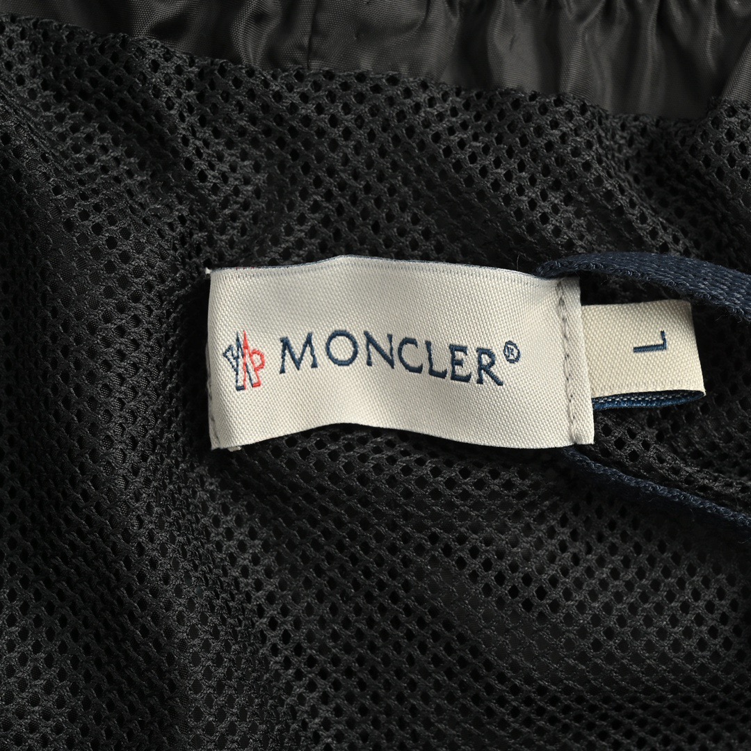 Moncler/蒙口 24ss 短款经典徽标沙滩短裤 Moncler/蒙口 24ss 短款经典徽标沙滩短裤