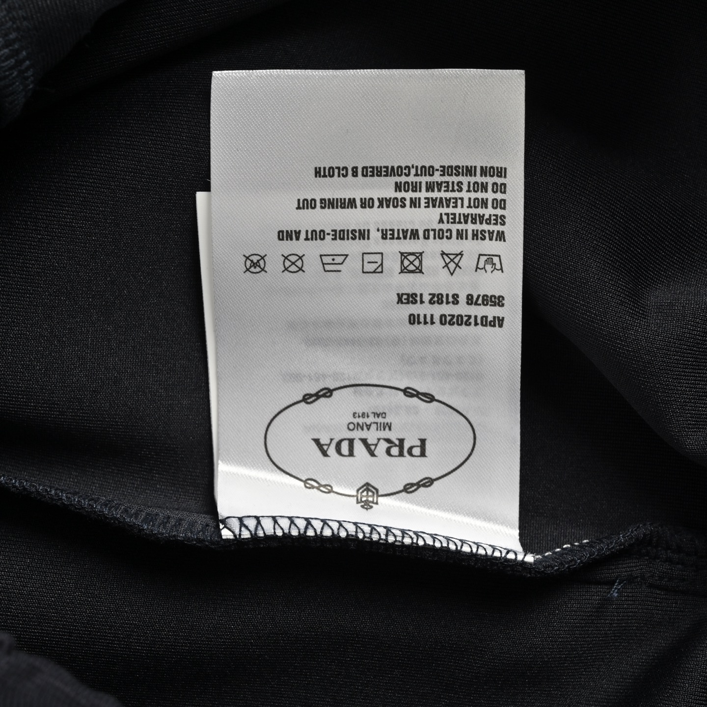 Prada/普拉达 25ss 下摆三角标尼龙拼接口袋短裤