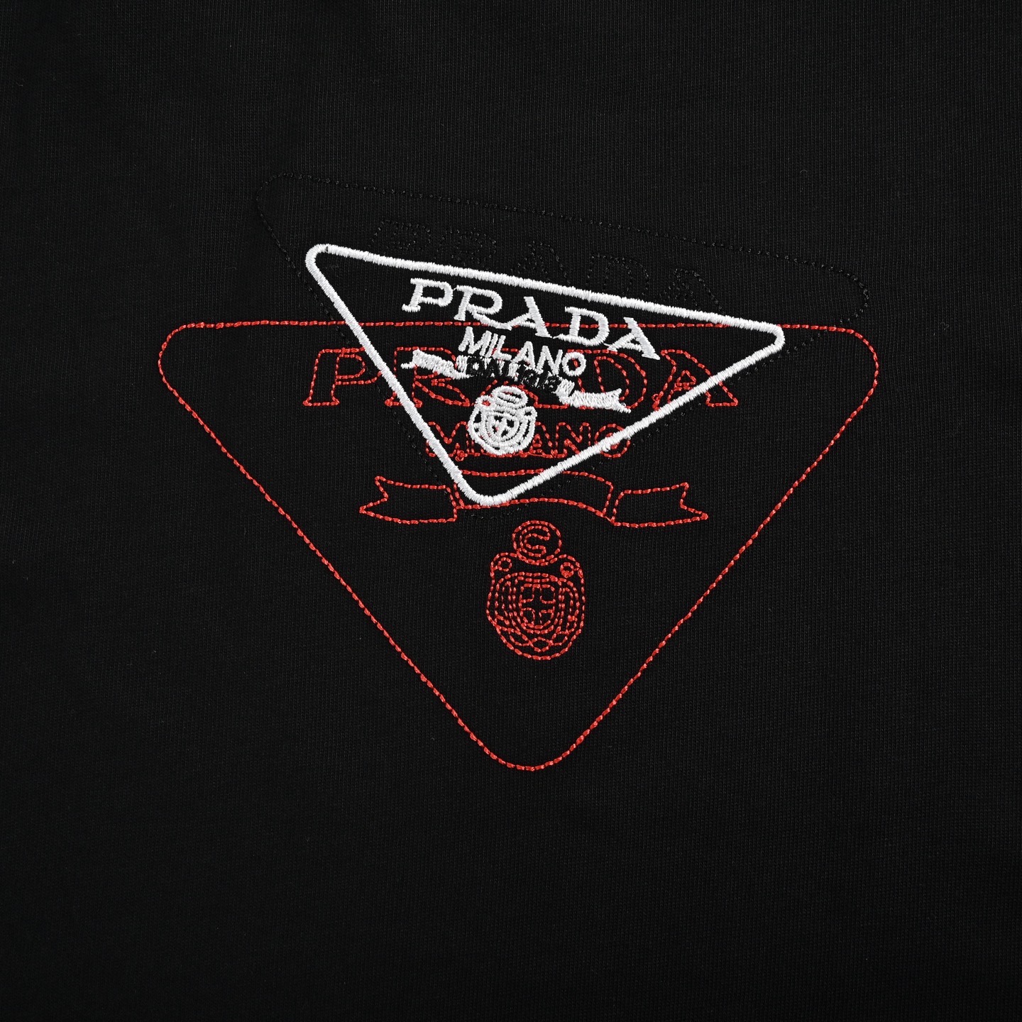 Prada/普拉达 25ss 重叠刺绣三角标短袖 Prada/普拉达 25ss 重叠刺绣三角标短袖