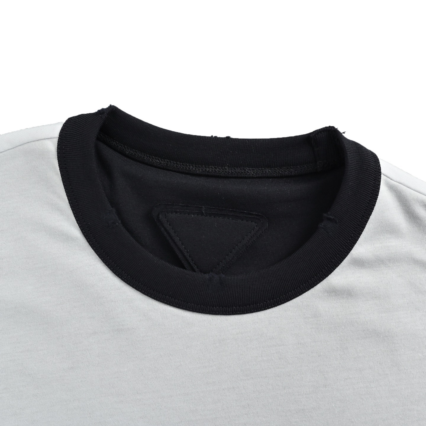 Prada/普拉达 口袋徽标撞色双面短袖-Top High Quatity Cheap Sneakers Fashion Clothing Clothes Bags handbags Shoes of all Brand wholesale With The best Quality And Beautiful Price from China Factory Chinese suppliers wholesaler seller Prada/普拉达 口袋徽标撞色双面短袖
