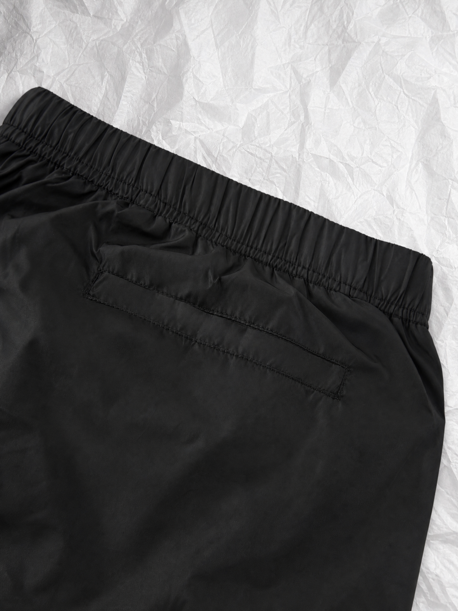 Prada PRA Re-Nylon 钢标沙滩短裤