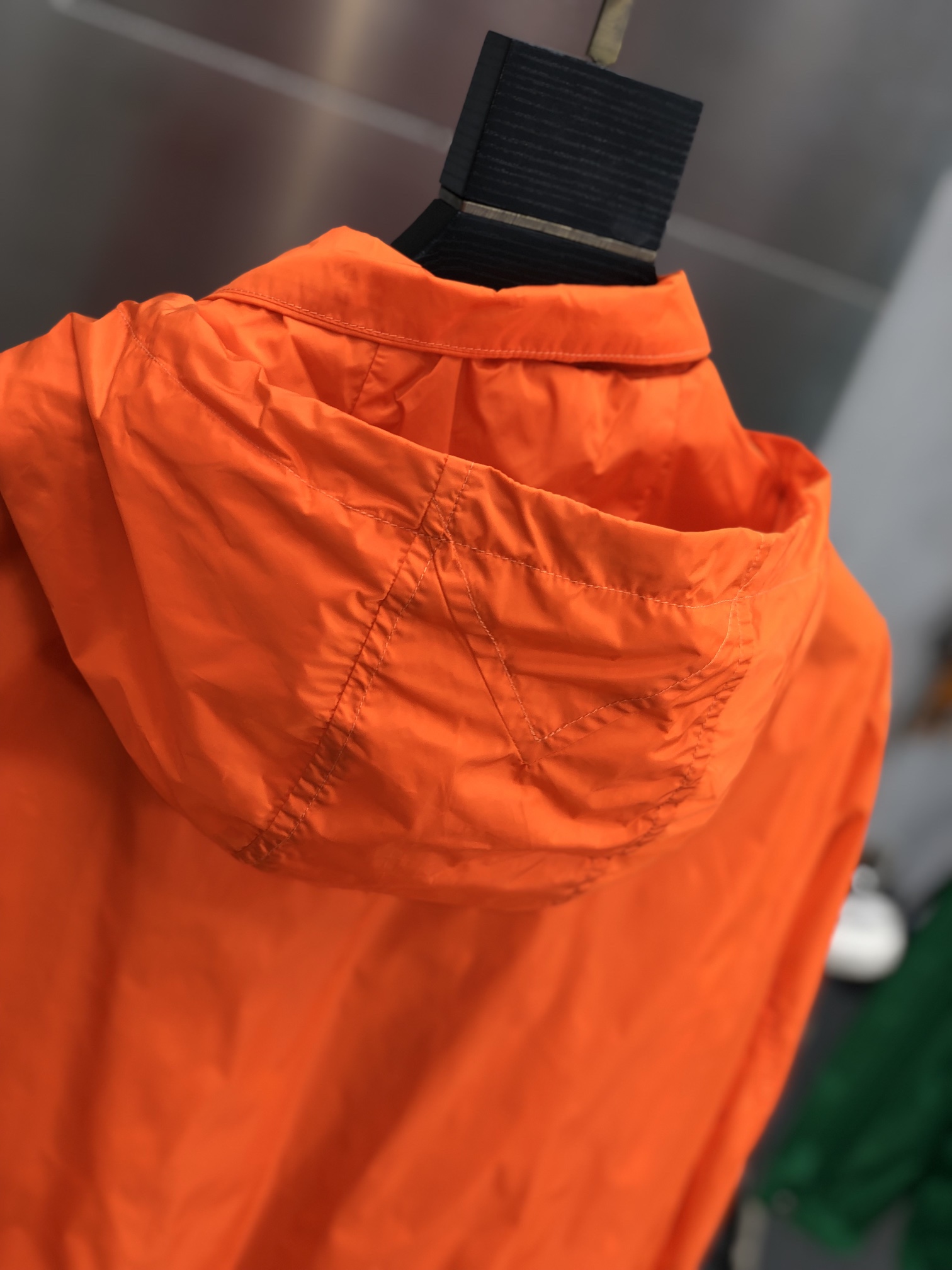 普拉达24SS春夏夹克外套同步官网发售！仅在柜台发售的顶尖限量单品！该款夹克外层超柔聚酯纤维防风防水内层