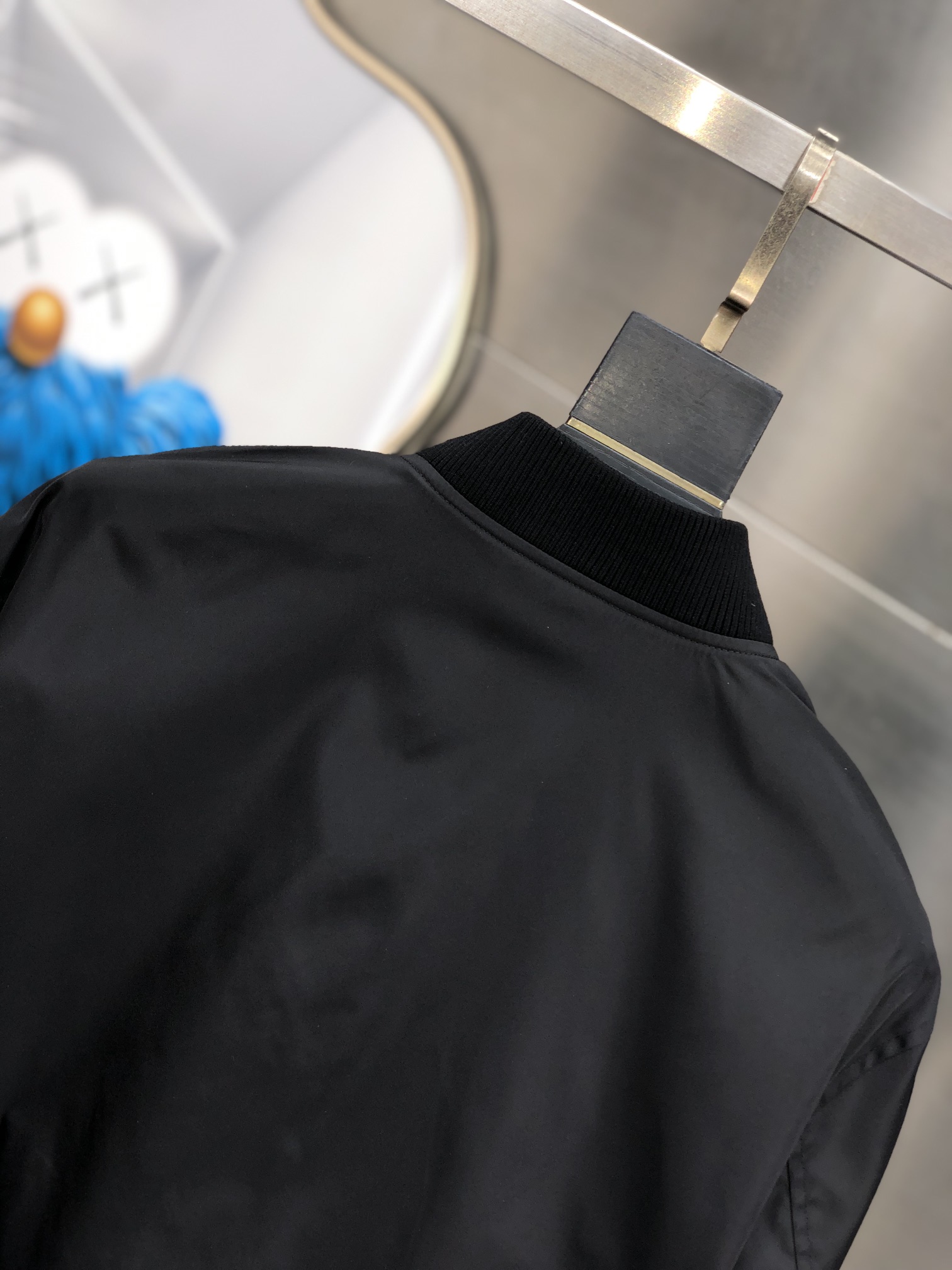 普拉达24SS春夏夹克外套同步官网发售！仅在柜台发售的顶尖限量单品！该款夹克外层超柔聚酯纤维防风防水内层