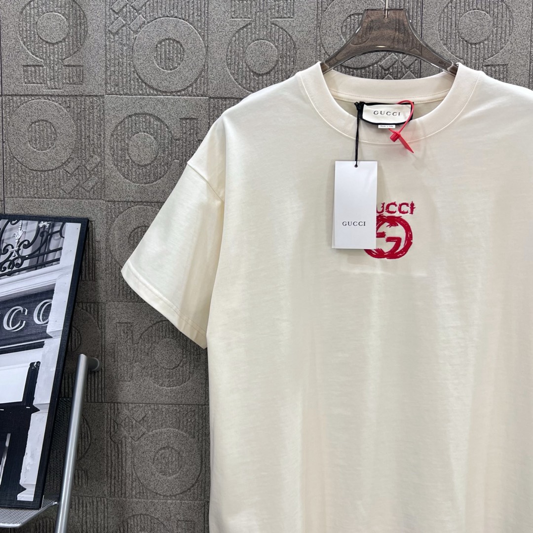 GUCCI Gucchi Logo T-shirt: 1980s Inspired Design, Chromosome Dye, Almond Color, XS-L Sizes - 图片 4