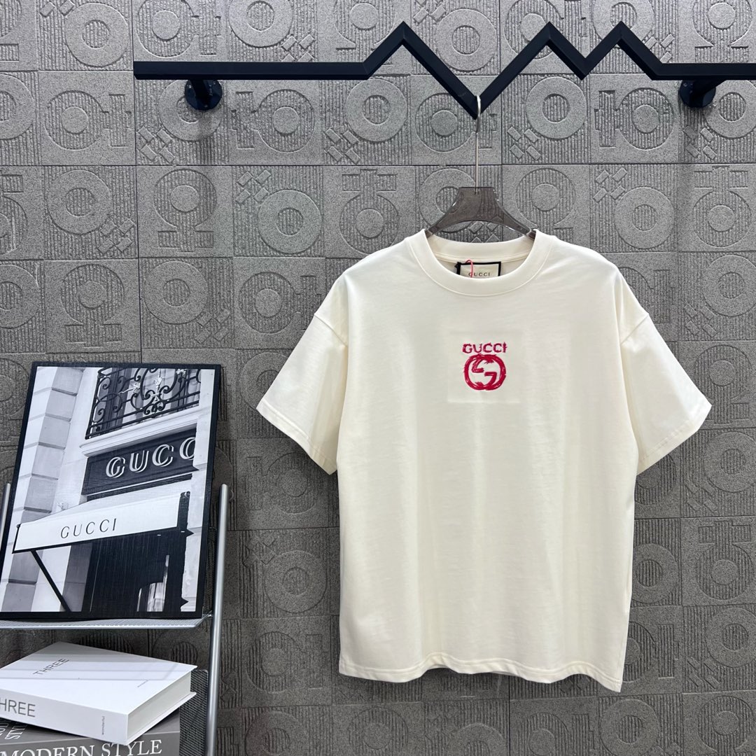 GUCCI Gucchi Logo T-shirt: 1980s Inspired Design, Chromosome Dye, Almond Color, XS-L Sizes - 图片 1