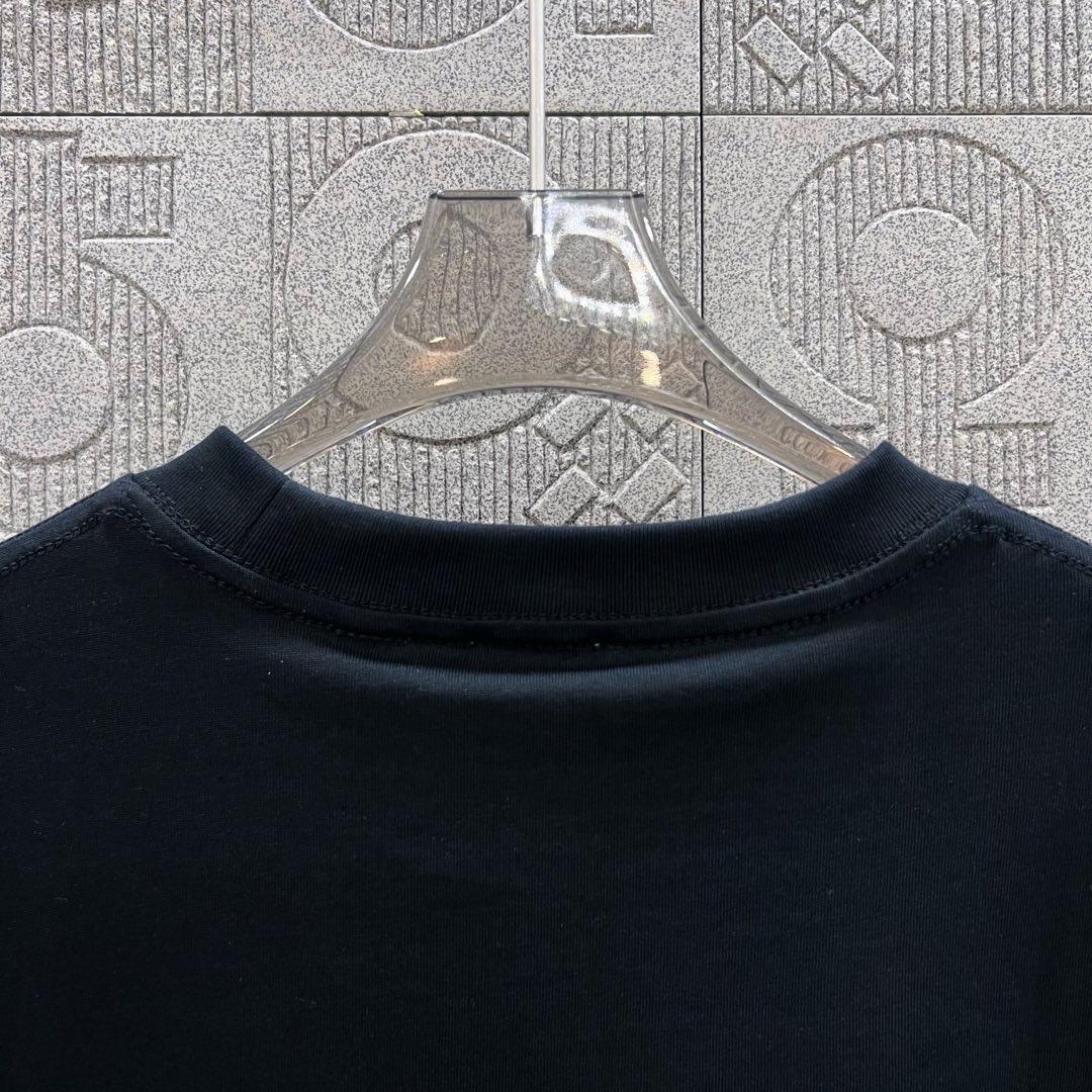 Burberry Pablo Logo TB-Marked Stamp T-Shirt: 1980s Inspired Fashion Statement - 图片 6