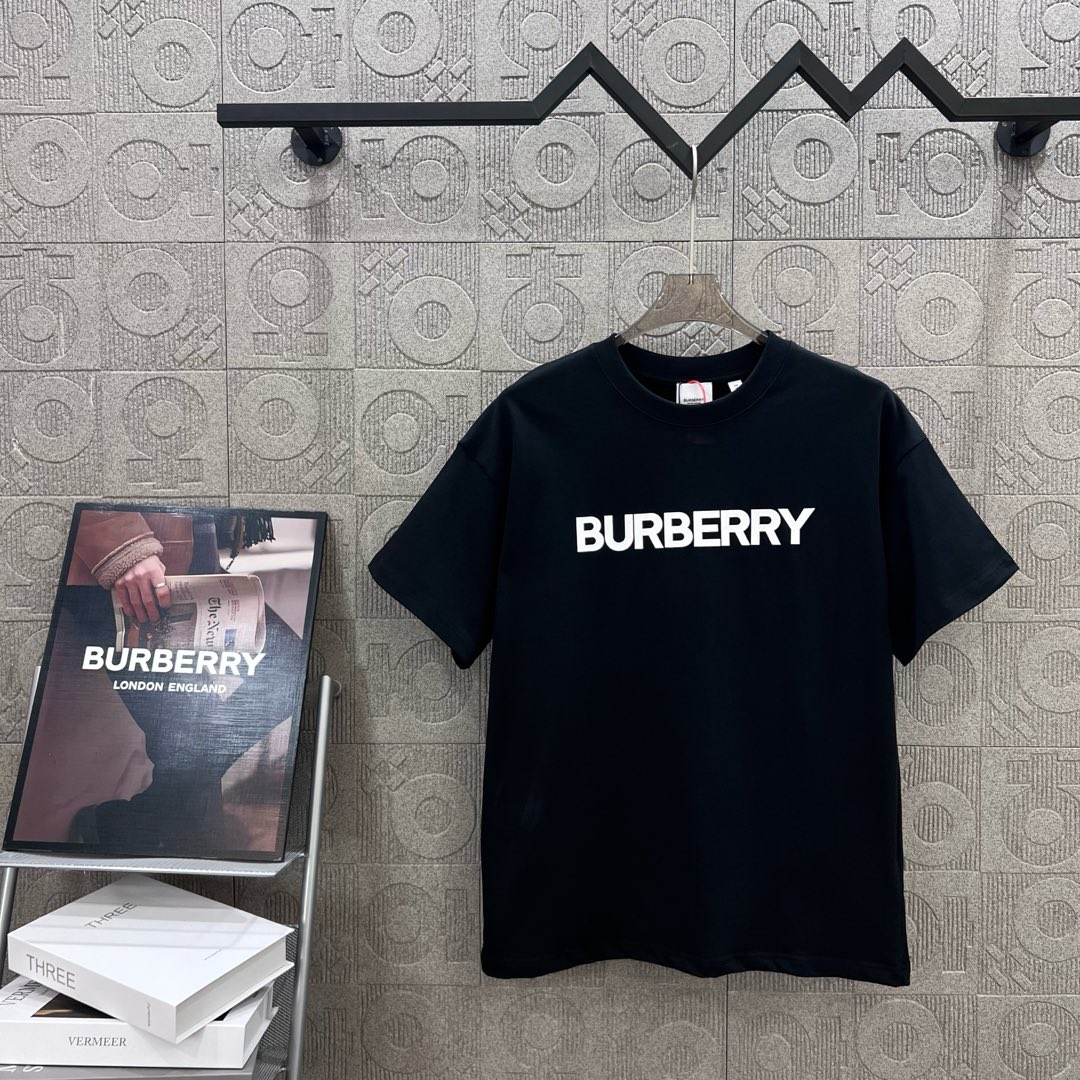 Burberry Pablo Logo TB-Marked Stamp T-Shirt: 1980s Inspired Fashion Statement - 图片 1
