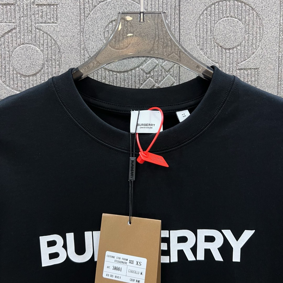 Burberry Pablo Logo TB-Marked Stamp T-Shirt: 1980s Inspired Fashion Statement - 图片 5