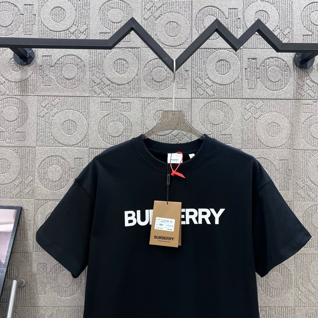 Burberry Pablo Logo TB-Marked Stamp T-Shirt: 1980s Inspired Fashion Statement - 图片 3