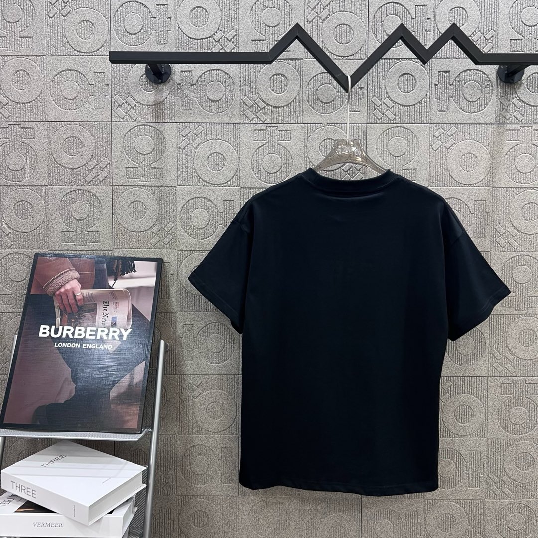 Burberry Pablo Logo TB-Marked Stamp T-Shirt: 1980s Inspired Fashion Statement - 图片 2
