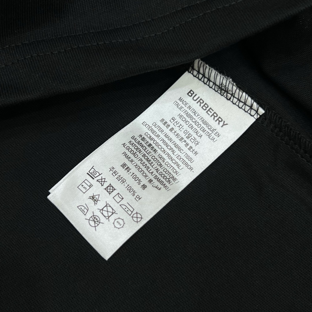 
BURBERRY 巴宝莉 字母 战马口袋刺绣🪡
 大Logo经典识标印花精致升级
灵感源自八十年代复